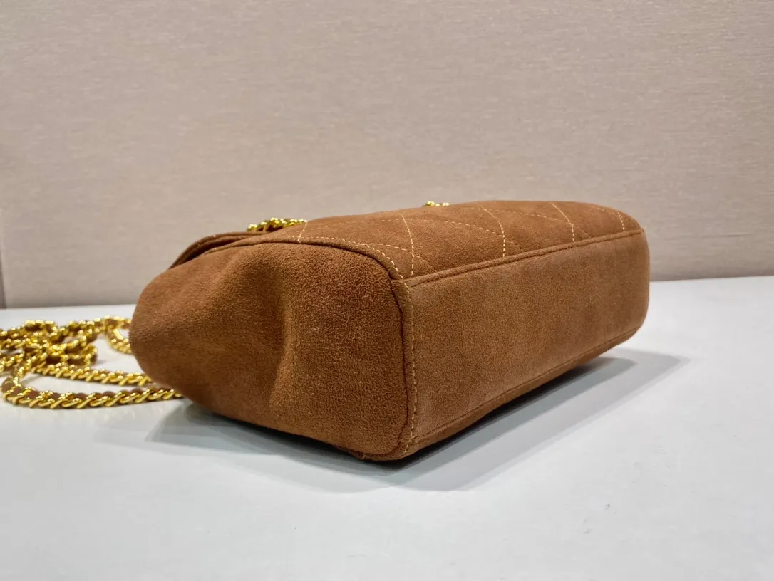 💰1320🎉Second-hand flip style🎉1BD600 suede leather🎉🎉 This Vintage vintage chain diamond hobo bag has a great design👏👏 The pure hand-made suede rhombus design can be worn on one shoulder, across the body, or carried on the street. The imported black gold chain is really an eternal theme of vintage. It is simple and elegant, and the capacity is very large. The upper body is very fashionable, versatile and fashionable. No matter casual or formal, they all have a stable temperament. Hurry up and get it🙊I love this second-hand hobo bag so much😘😘 Length 22x height 18x ​​base 6cm🎉🎉🎉👏👏👏