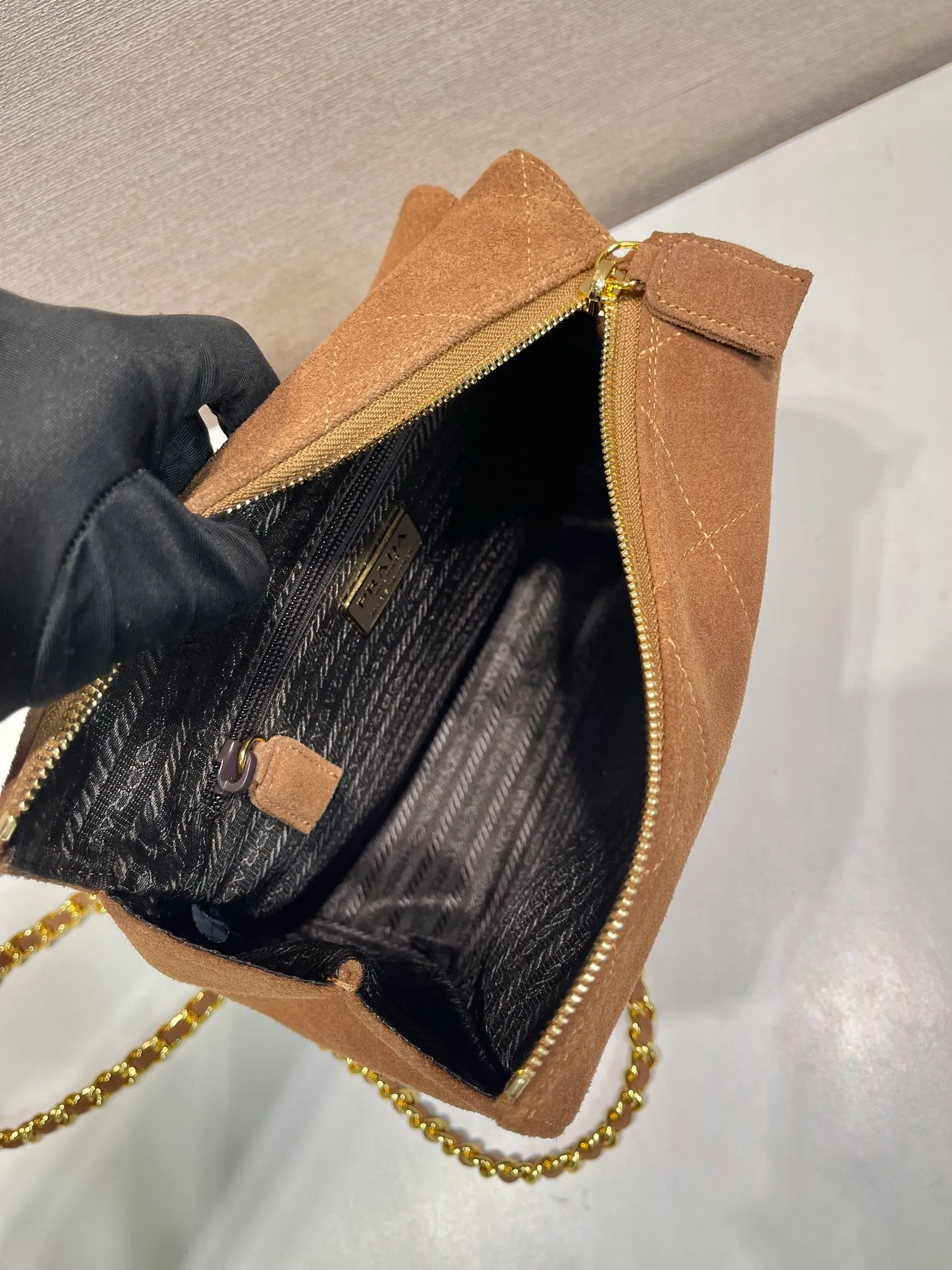 💰1320🎉Second-hand flip style🎉1BD600 suede leather🎉🎉 This Vintage vintage chain diamond hobo bag has a great design👏👏 The pure hand-made suede rhombus design can be worn on one shoulder, across the body, or carried on the street. The imported black gold chain is really an eternal theme of vintage. It is simple and elegant, and the capacity is very large. The upper body is very fashionable, versatile and fashionable. No matter casual or formal, they all have a stable temperament. Hurry up and get it🙊I love this second-hand hobo bag so much😘😘 Length 22x height 18x ​​base 6cm🎉🎉🎉👏👏👏