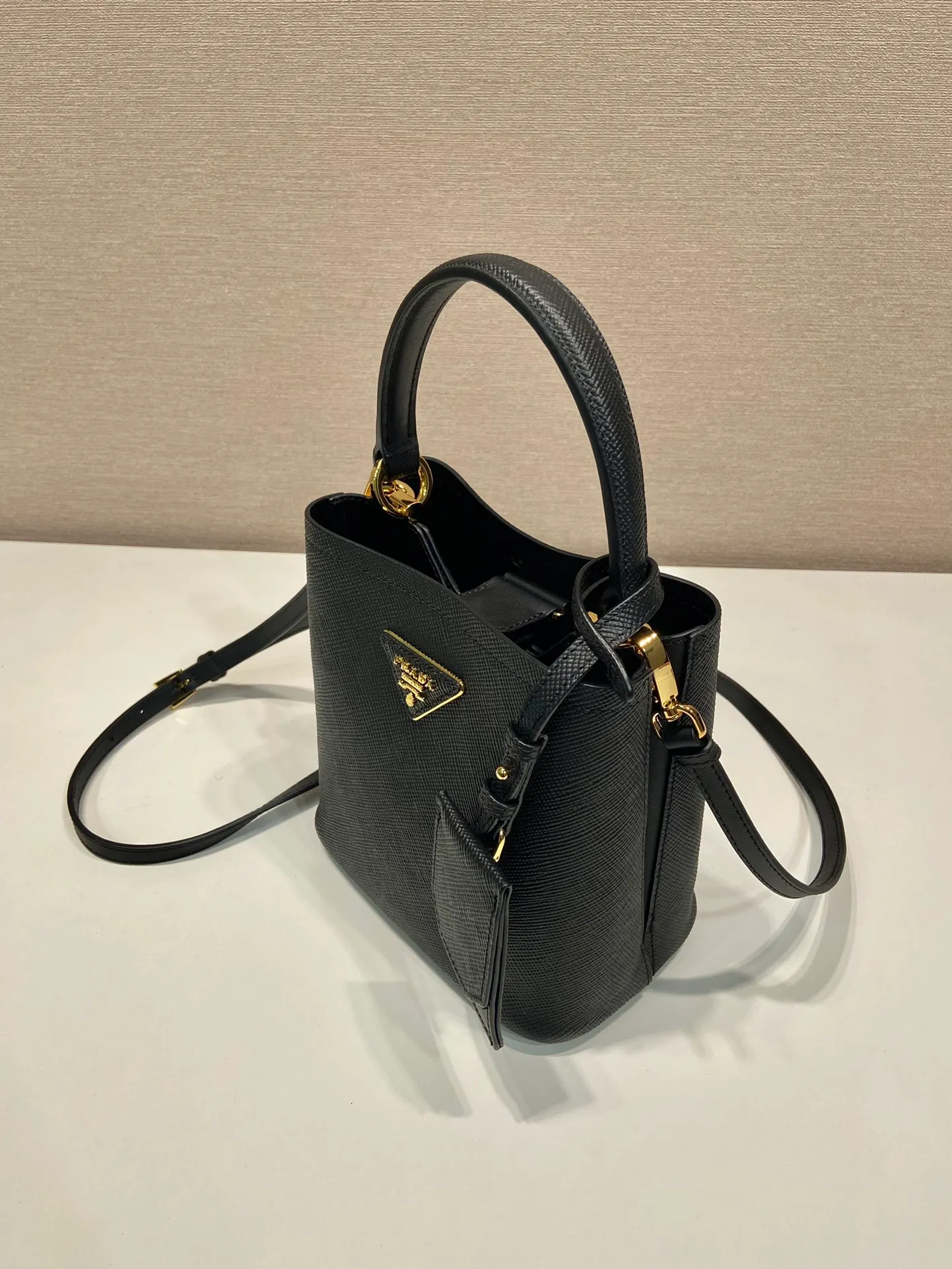 💰1700🔆Exclusive first launch🔆1BA217 mini size new color💋Original item🤙🤙Made of imported Saffiano leather material, removable shoulder strap, leather nameplate and metal logo complement each other. Leather-covered central pocket with magnetic buckle. Saffiano leather triangle logo. Contrast color nappa leather lining. This Double handbag has an elegant style, eye-catching and unique. It is also a popular style🙋🏻🙋🏻Length 17x Height 18X Bottom 10.5cm