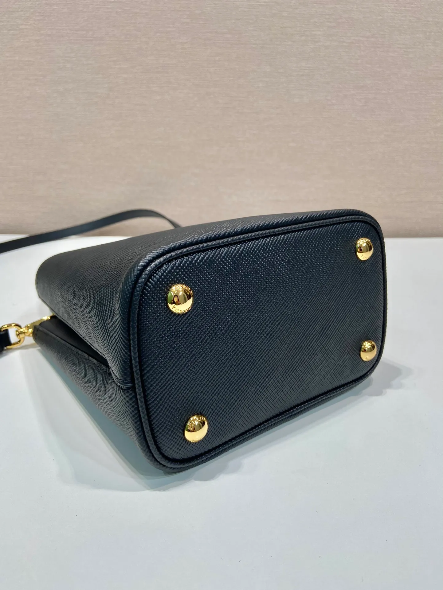 💰1700🔆Exclusive first launch🔆1BA217 mini size new color💋Original item🤙🤙Made of imported Saffiano leather material, removable shoulder strap, leather nameplate and metal logo complement each other. Leather-covered central pocket with magnetic buckle. Saffiano leather triangle logo. Contrast color nappa leather lining. This Double handbag has an elegant style, eye-catching and unique. It is also a popular style🙋🏻🙋🏻Length 17x Height 18X Bottom 10.5cm