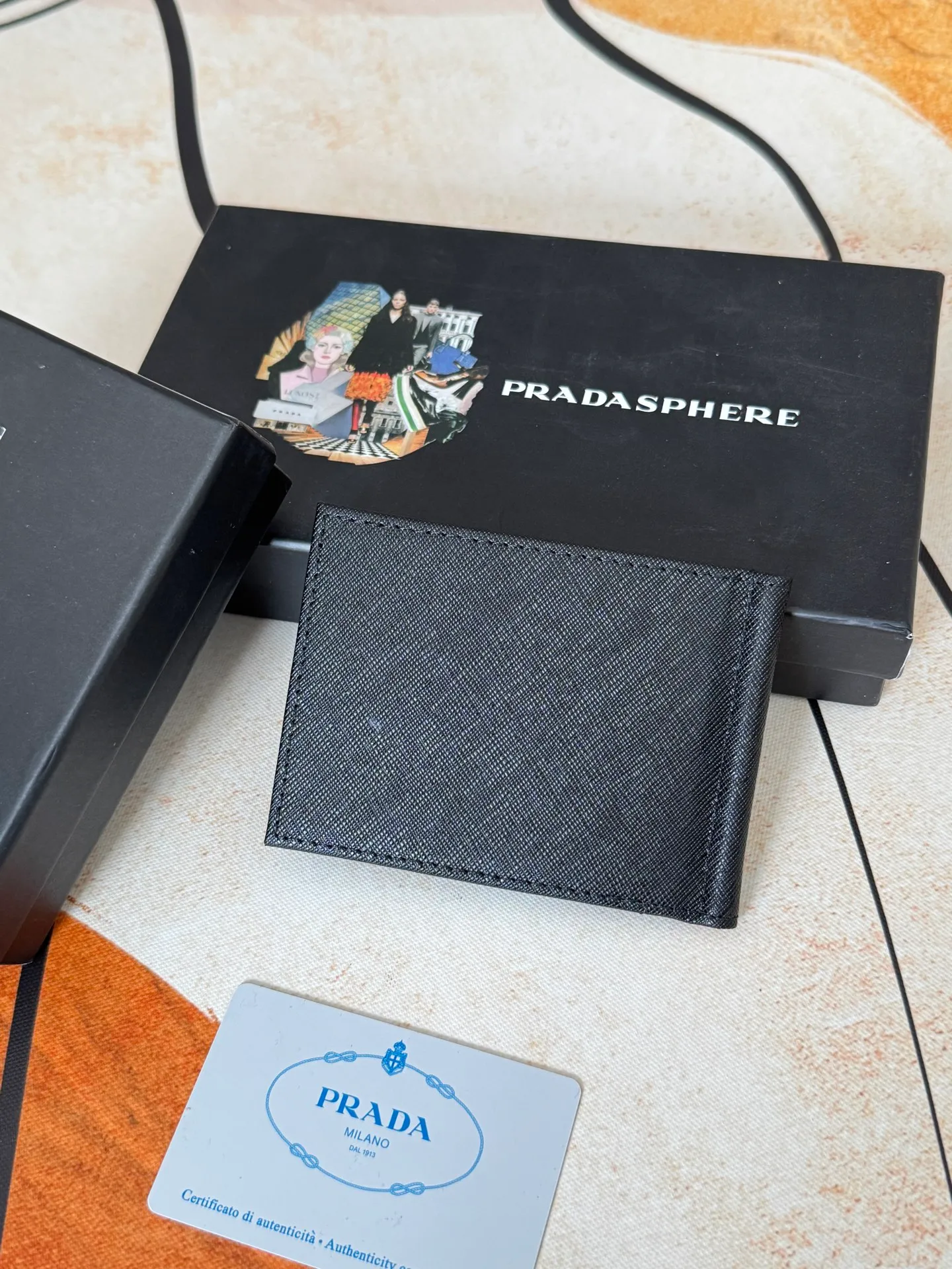 💰130💰Prada Exclusive Real Photo Dollar Bill Clip Cross-grain cowhide metal clip in the middle. Simple and easy to use. It can store money at any time and is easier to put in the trouser pocket. Model: 2MC165 - Dollar Clip Size: 12*8cm