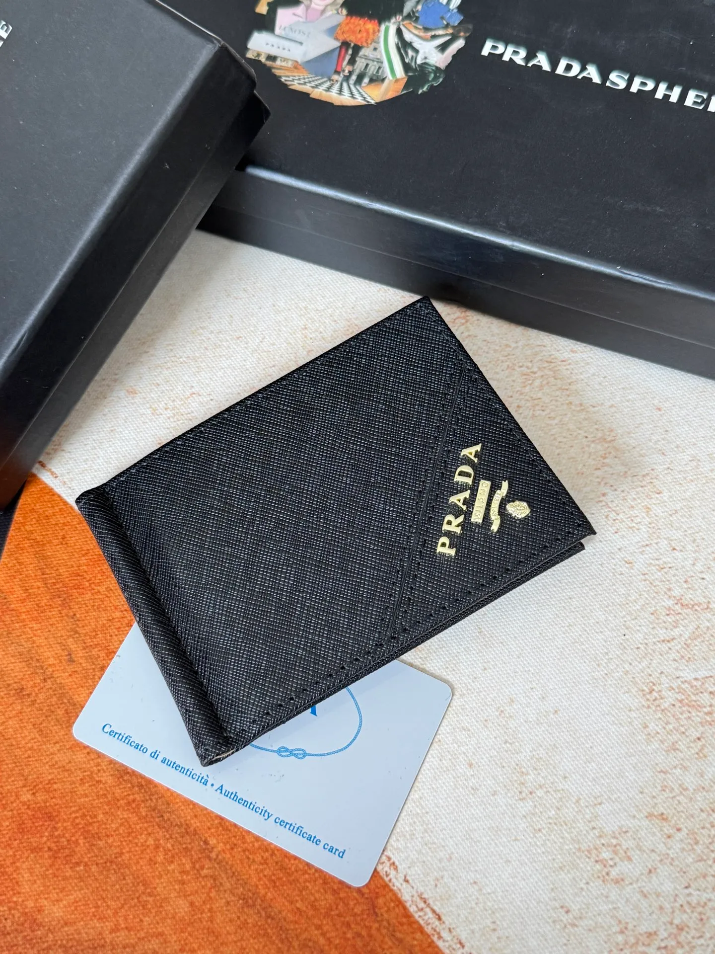💰130💰Prada Exclusive Real Photo Dollar Bill Clip Cross-grain cowhide metal clip in the middle. Simple and easy to use. It can store money at any time and is easier to put in the trouser pocket. Model: 2MC165 - Dollar Clip Size: 12*8cm