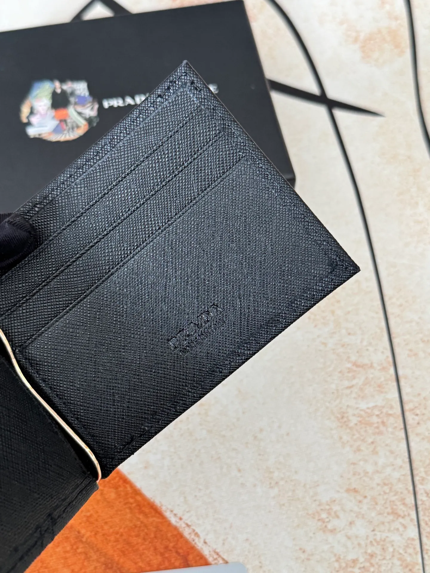 💰130💰Prada Exclusive Real Photo Dollar Bill Clip Cross-grain cowhide metal clip in the middle. Simple and easy to use. It can store money at any time and is easier to put in the trouser pocket. Model: 2MC165 - Dollar Clip Size: 12*8cm