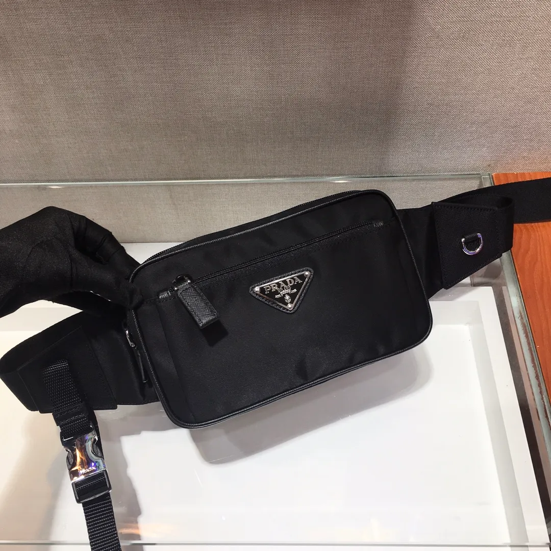 💰760🎉New waist bag🎉2VL977 waist bag/chest bag, the classic waist bag is made of iconic imported nylon and decorated with contrasting leather trim to outline a unique silhouette. The waist bag is equipped with practical front pockets and spacious internal compartments. It is extremely functional. 👍👍Unisex model, get it now🎉🎉 Length 21x Height 12.5x Bottom 4.5cm