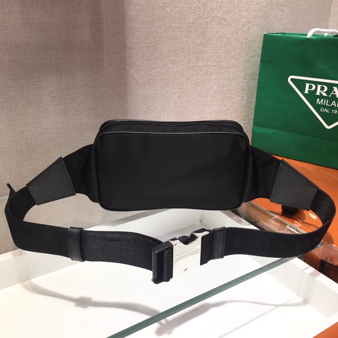 💰760🎉New waist bag🎉2VL977 waist bag/chest bag, the classic waist bag is made of iconic imported nylon and decorated with contrasting leather trim to outline a unique silhouette. The waist bag is equipped with practical front pockets and spacious internal compartments. It is extremely functional. 👍👍Unisex model, get it now🎉🎉 Length 21x Height 12.5x Bottom 4.5cm