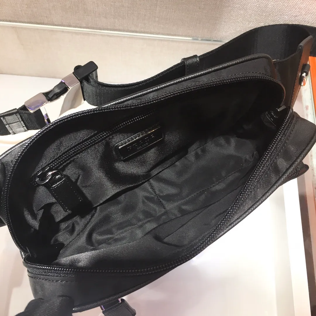 💰760🎉New waist bag🎉2VL977 waist bag/chest bag, the classic waist bag is made of iconic imported nylon and decorated with contrasting leather trim to outline a unique silhouette. The waist bag is equipped with practical front pockets and spacious internal compartments. It is extremely functional. 👍👍Unisex model, get it now🎉🎉 Length 21x Height 12.5x Bottom 4.5cm
