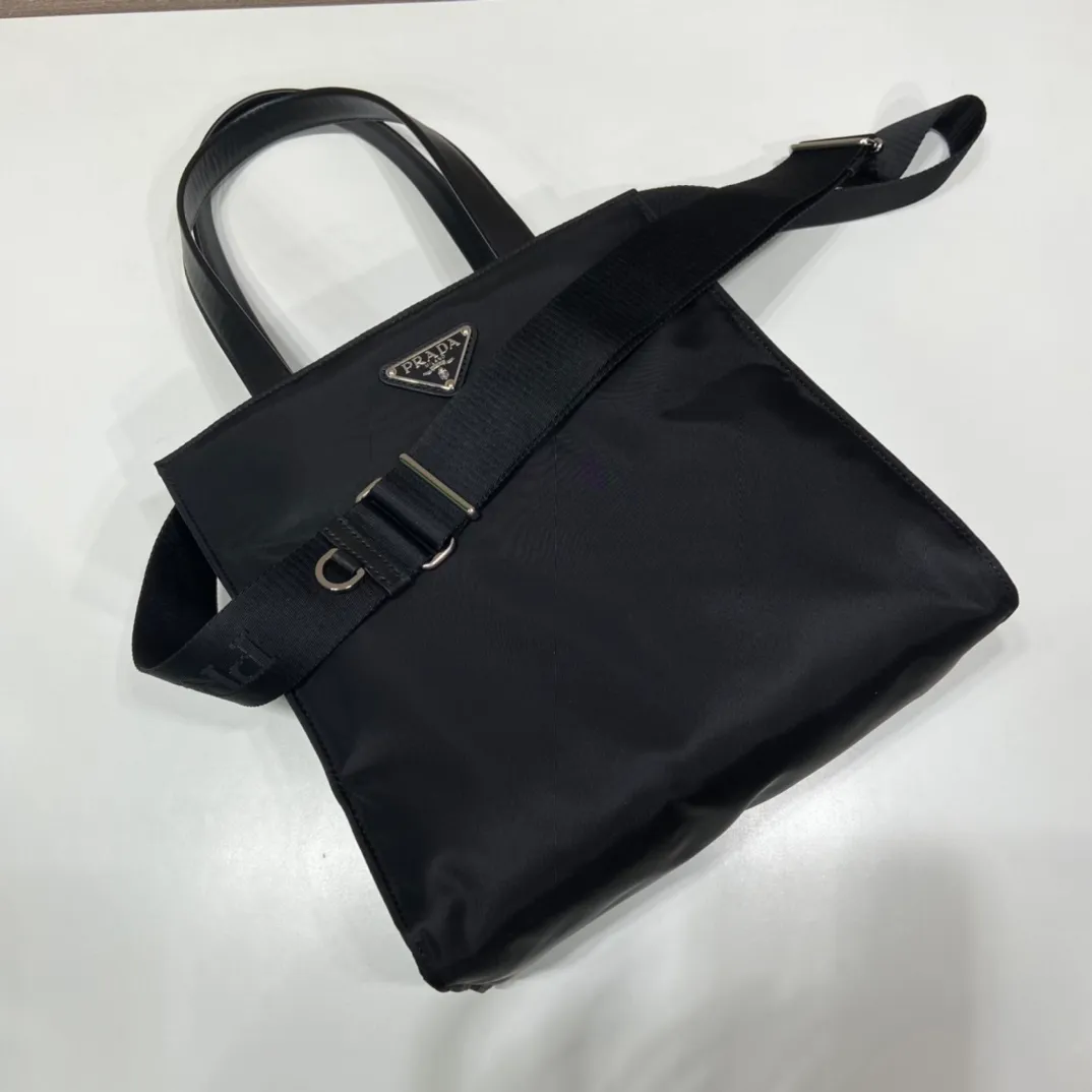 💰1120🎉New tote bag🎉1BG426🎉 This new tote bag is made of imported padded nylon fabric, with calfskin handles😘Iconic triangle logo👏Can be carried by hand/shoulder/crossbody, multi-functional😘Simple and fashionable design😘Large space capacity👍It’s so beautiful🎉🎉Another tote bag that never goes out of style, if you like babies, hurry up and get it👏👏 Length 25.5x Height 27x Bottom 14cm🎉🎉🎉👏👏👏