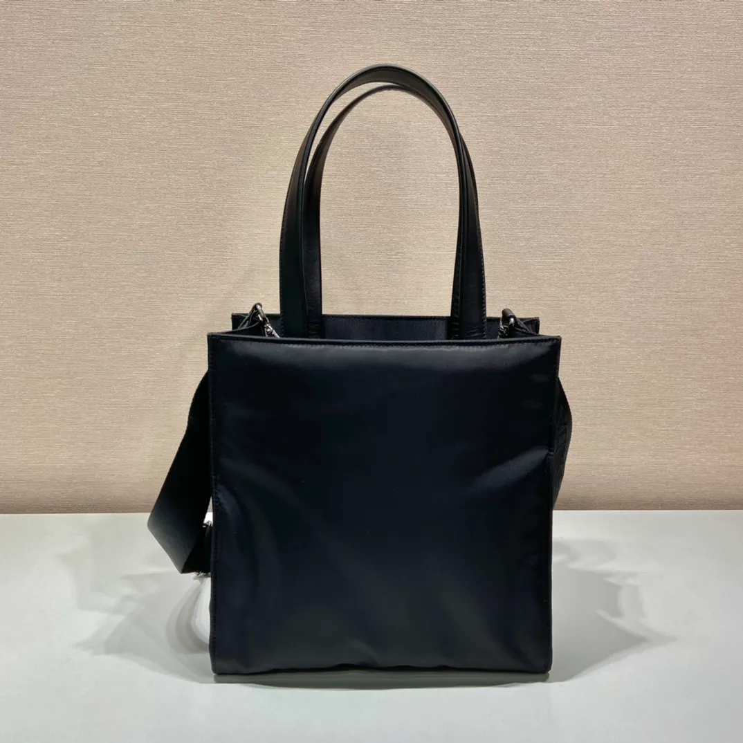 💰1120🎉New tote bag🎉1BG426🎉 This new tote bag is made of imported padded nylon fabric, with calfskin handles😘Iconic triangle logo👏Can be carried by hand/shoulder/crossbody, multi-functional😘Simple and fashionable design😘Large space capacity👍It’s so beautiful🎉🎉Another tote bag that never goes out of style, if you like babies, hurry up and get it👏👏 Length 25.5x Height 27x Bottom 14cm🎉🎉🎉👏👏👏