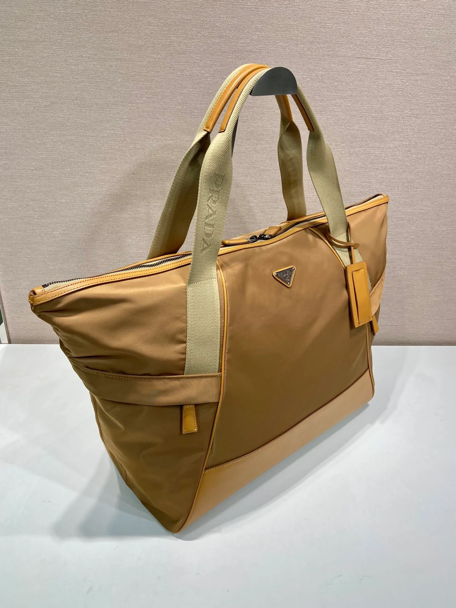 💰1520🎉New travel bag🎉2VC040🎉 This travel bag is made of premium nylon fabric and contrasting calfskin. It is smart and has ample capacity. It is equipped with an adjustable handle and large workwear side pockets and middle pockets. It is simple and elegant, versatile and casual, and can be carried on business trips and daily use. It is highly functional and shows contemporary charm. Handsome guys. Hurry up and get it🎉🎉 Length 44.5x Height 40x Bottom 24cm🎉🎉🎉👏👏👏
