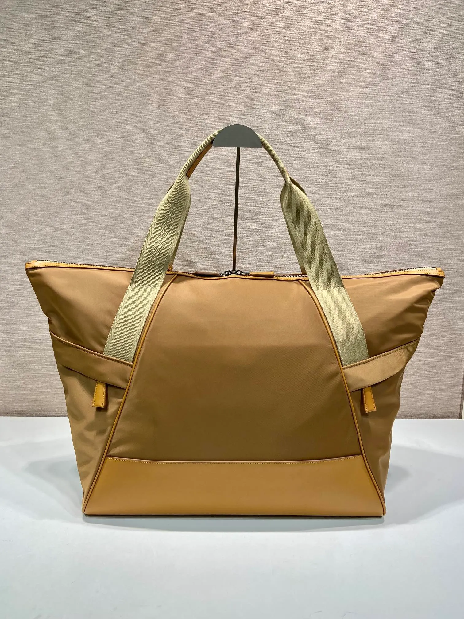 💰1520🎉New travel bag🎉2VC040🎉 This travel bag is made of premium nylon fabric and contrasting calfskin. It is smart and has ample capacity. It is equipped with an adjustable handle and large workwear side pockets and middle pockets. It is simple and elegant, versatile and casual, and can be carried on business trips and daily use. It is highly functional and shows contemporary charm. Handsome guys. Hurry up and get it🎉🎉 Length 44.5x Height 40x Bottom 24cm🎉🎉🎉👏👏👏
