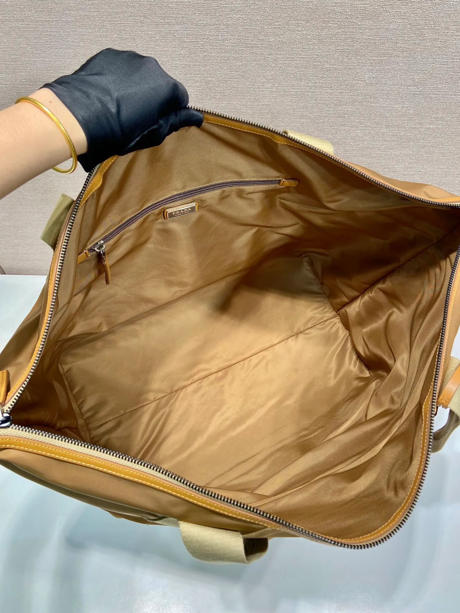 💰1520🎉New travel bag🎉2VC040🎉 This travel bag is made of premium nylon fabric and contrasting calfskin. It is smart and has ample capacity. It is equipped with an adjustable handle and large workwear side pockets and middle pockets. It is simple and elegant, versatile and casual, and can be carried on business trips and daily use. It is highly functional and shows contemporary charm. Handsome guys. Hurry up and get it🎉🎉 Length 44.5x Height 40x Bottom 24cm🎉🎉🎉👏👏👏
