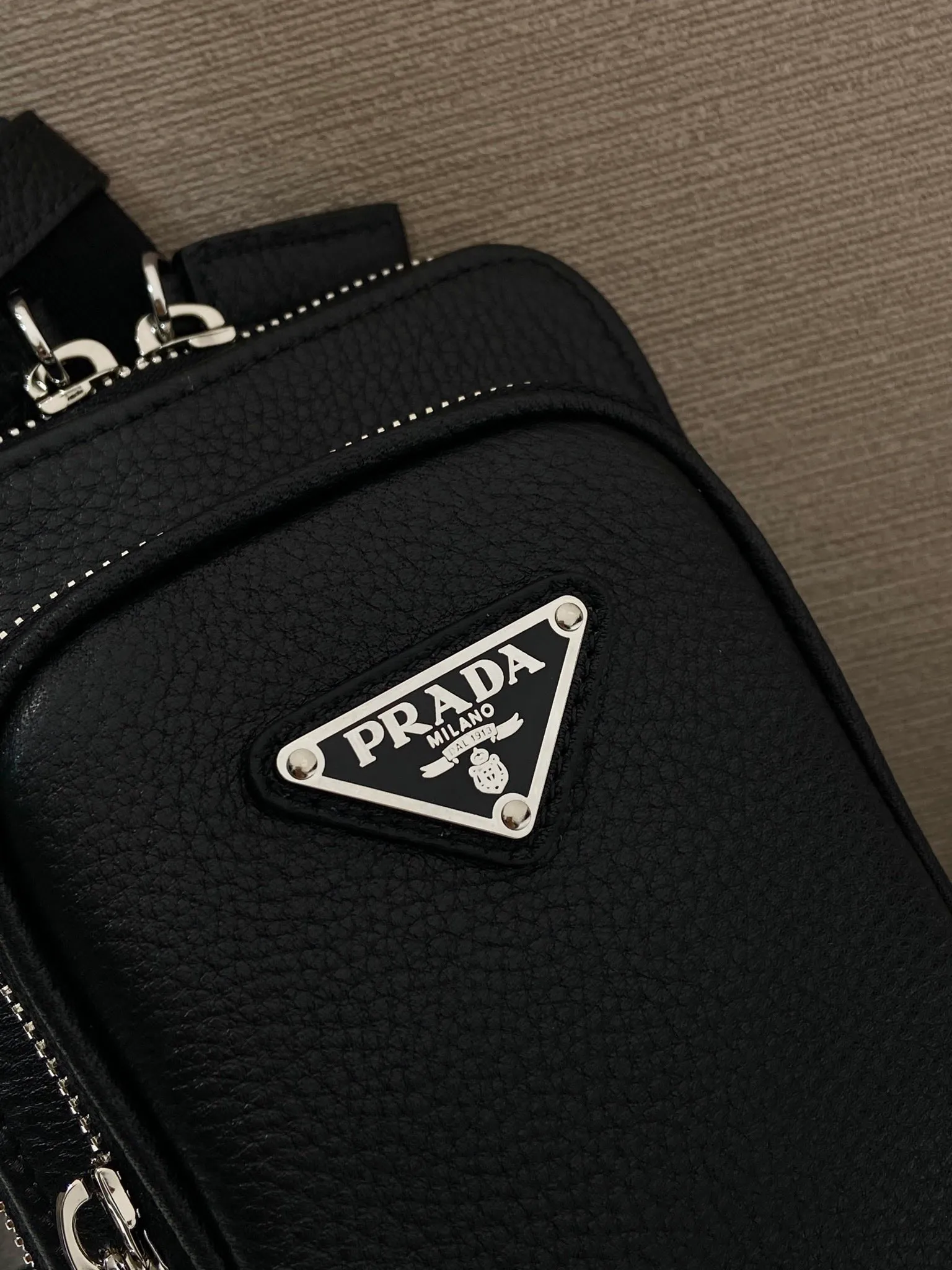💰960🎉New mobile phone case🎉2VH195🎉🎉 This versatile and modern smartphone case is made of deer leather, sleek and stylish. Featuring multiple zipped pockets and an adjustable shoulder strap, it's decorated with an enameled triangle metal logo. The card slot compartment is designed to be very practical, and it is a popular style that will never go out of style. Get it now🎉🎉 Length 11.5x Height 18cm🎉🎉🎉💰💰💰