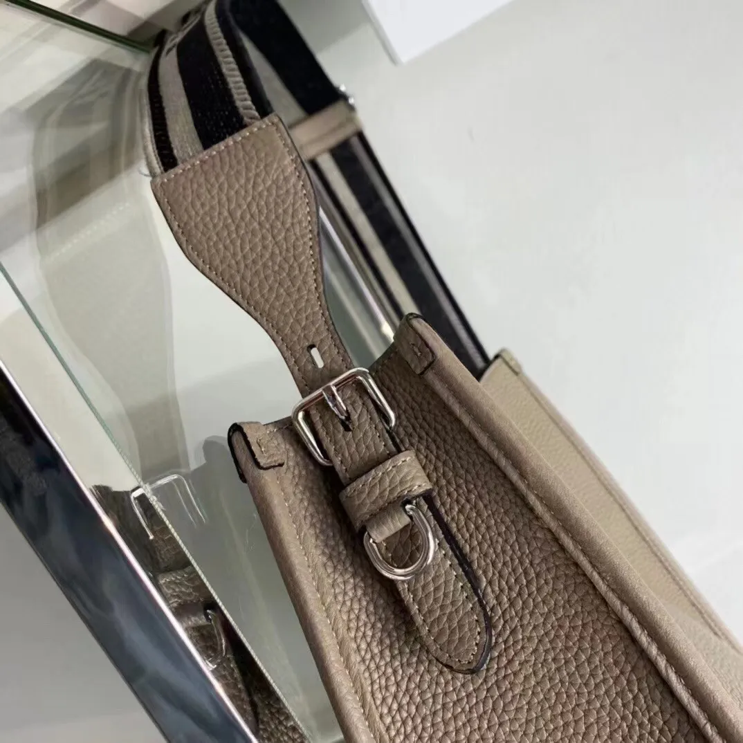 p1400¥👏New fabric cross-body bag👏1BC073/large tote bag This leather mini shoulder bag has a simple design. A metallic triangle logo on the front adds signature tone. Equipped with detachable/adjustable logo printed webbing, the upper body effect is very beautiful😘😘highlighting its modern style. High fashion is the main fashion for daily matching. Hurry up and get it, it’s so beautiful👏👏Length 30xH 28xH 12cm👏👏👏😘😘😘