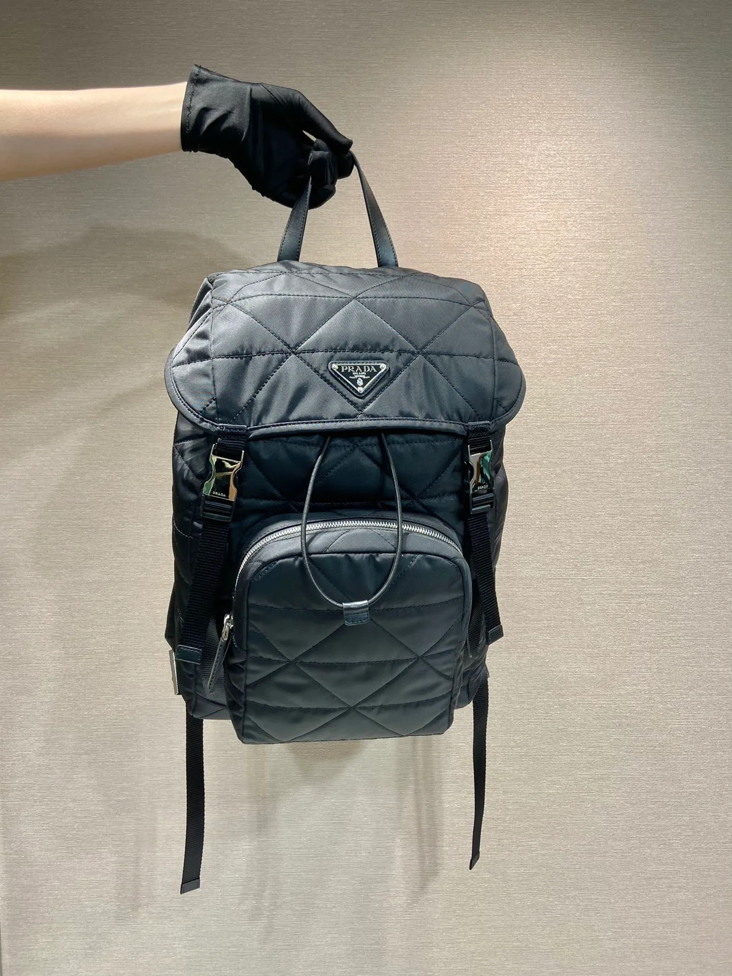 💰1520🎉New rhombus backpack🎉2VZ135🎉🎉 This sporty backpack with soft lines is made of unconventional Re-Nylon regenerated nylon, with quilted elements echoing the brand's iconic geometric shapes. A symbolic triangular logo in enameled metal adorns the front. It has a large capacity and is a popular style that will never go out of style🎉🎉 Length 45x Height 27x Bottom 17cm🎉🎉🎉👏👏👏