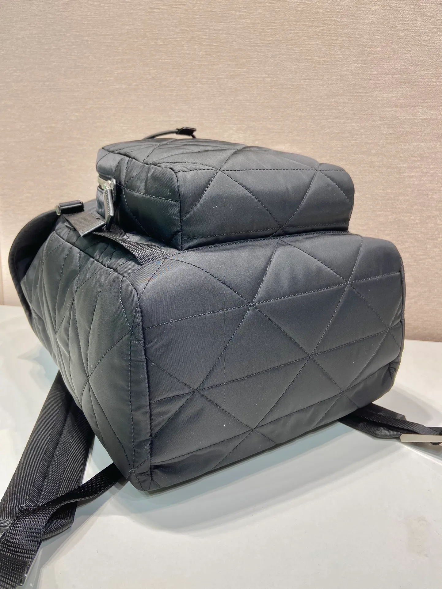 💰1520🎉New rhombus backpack🎉2VZ135🎉🎉 This sporty backpack with soft lines is made of unconventional Re-Nylon regenerated nylon, with quilted elements echoing the brand's iconic geometric shapes. A symbolic triangular logo in enameled metal adorns the front. It has a large capacity and is a popular style that will never go out of style🎉🎉 Length 45x Height 27x Bottom 17cm🎉🎉🎉👏👏👏