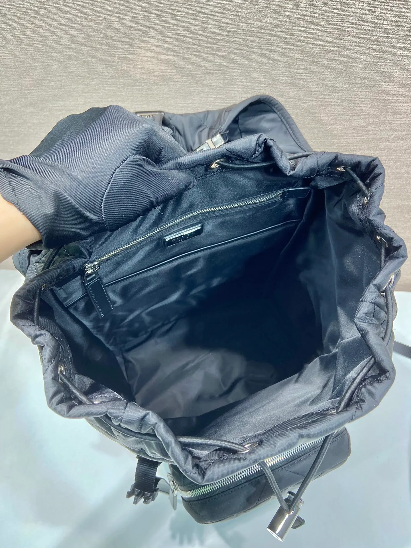 💰1520🎉New rhombus backpack🎉2VZ135🎉🎉 This sporty backpack with soft lines is made of unconventional Re-Nylon regenerated nylon, with quilted elements echoing the brand's iconic geometric shapes. A symbolic triangular logo in enameled metal adorns the front. It has a large capacity and is a popular style that will never go out of style🎉🎉 Length 45x Height 27x Bottom 17cm🎉🎉🎉👏👏👏