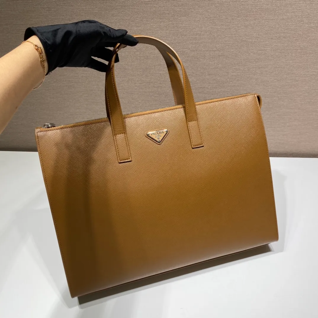 💰1960🎉New Briefcase🎉2VG039🎉🎉Cinnamon Color🎉🎉 This simple tote bag combines modernism and classicism. It is decorated with a triangular logo and imported cross pattern, which has a striking brand style. Simple and elegant, men, hurry up and get it, it is another popular style that will never go out of style🎉🎉 Length 40x Height 40x Bottom 9cm
