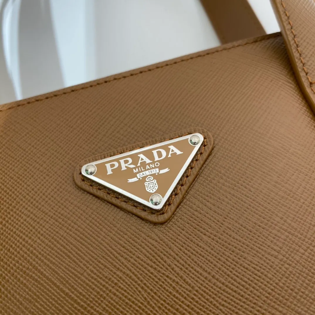 💰1960🎉New Briefcase🎉2VG039🎉🎉Cinnamon Color🎉🎉 This simple tote bag combines modernism and classicism. It is decorated with a triangular logo and imported cross pattern, which has a striking brand style. Simple and elegant, men, hurry up and get it, it is another popular style that will never go out of style🎉🎉 Length 40x Height 40x Bottom 9cm