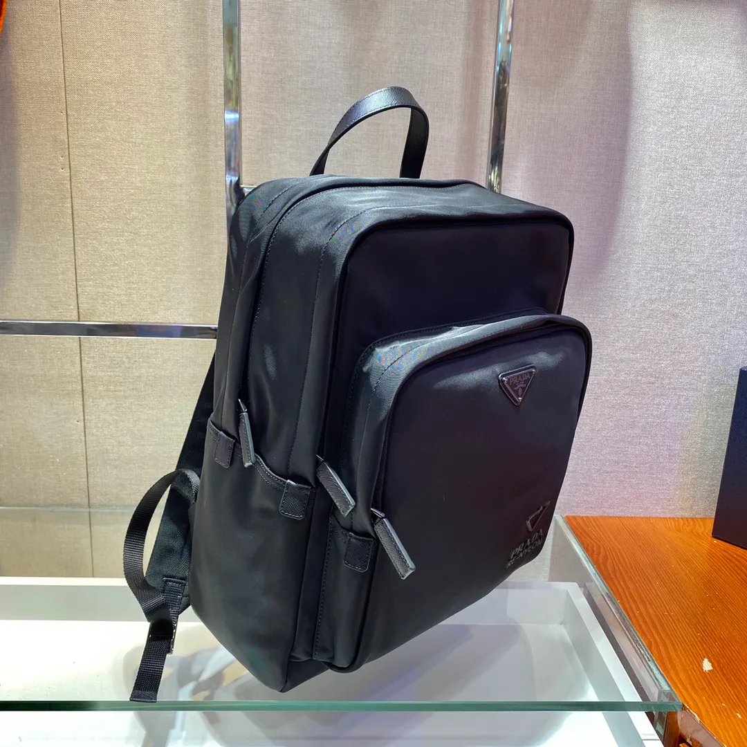 💰1320🎉Environmental protection series🎉New 2VZ081 men’s backpack🎉🎉 This backpack is made of innovative regenerated nylon fabric, full of urban atmosphere, defining design style, and the compact minimalist silhouette highlights its distinctive features. The backpack is extremely functional with a zippered main compartment, multiple exterior zippered compartments and practical trolley straps. Simple and elegant/unique logo😘😘If you like babies, hurry up and get it👏👏 Length 30x Height 38.5x Bottom 19cm