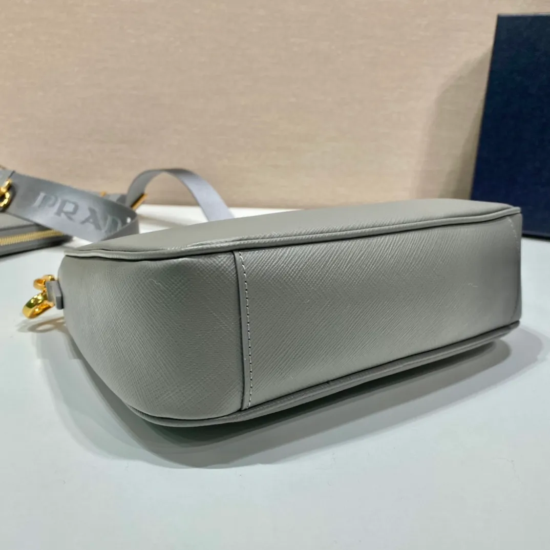 💰1500🎊Gold hardware three-in-one🎊New model 1BH204 full leather/gold hardware, nylon Hobo hand/armpit bag😘😘The full leather hobo that is popular in the fashion circle due to the crazy cultivation of the Internet celebrity sister group has a new model! 👏👏The design of this all-leather Hobo bag is great👍👍One bag with three uses😘😘waist bag/crossbody/single shoulder bag👍👍The handle is replaced by a chain, which makes the underarm bag a little more sexy. It also has a long shoulder strap. What I love most is that there is a small pendant (small bag) hanging on the shoulder strap, which can also be hung on other bags and pants as accessories. 🙊🙊There is no problem in matching various clothes in normal times😘😘Babies, hurry up and get it, it’s so beautiful🙊🙊Dimensions: length 23x height 17x bottom 6.5cm👏👏👏