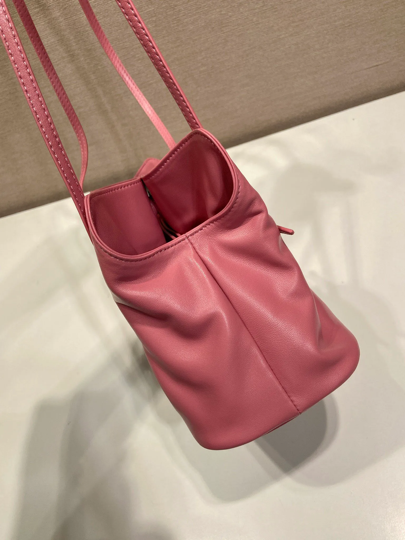 💰1500🎉New arrival cloud bag🎉1BG586🎉🎉 This one-shoulder cloud bag is made of imported sheepskin, and the interior is made of imported sheepskin. It feels very soft and comfortable👍👍The middle compartment pocket is designed with a suction buckle, top-grade hardware, and the upper body effect is very nice and fashionable😘😘. It has large capacity and is a timeless hot item🎉worth owning🎉🎉 Length 25x Height 17.5x Bottom 11.5cm🎉🎉🎉💰💰💰