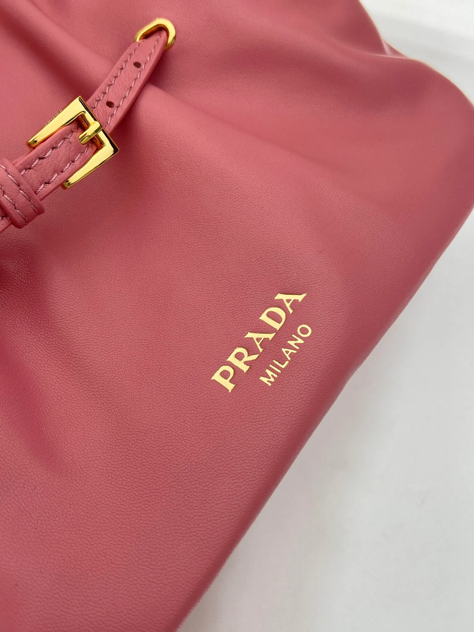 💰1500🎉New arrival cloud bag🎉1BG586🎉🎉 This one-shoulder cloud bag is made of imported sheepskin, and the interior is made of imported sheepskin. It feels very soft and comfortable👍👍The middle compartment pocket is designed with a suction buckle, top-grade hardware, and the upper body effect is very nice and fashionable😘😘. It has large capacity and is a timeless hot item🎉worth owning🎉🎉 Length 25x Height 17.5x Bottom 11.5cm🎉🎉🎉💰💰💰