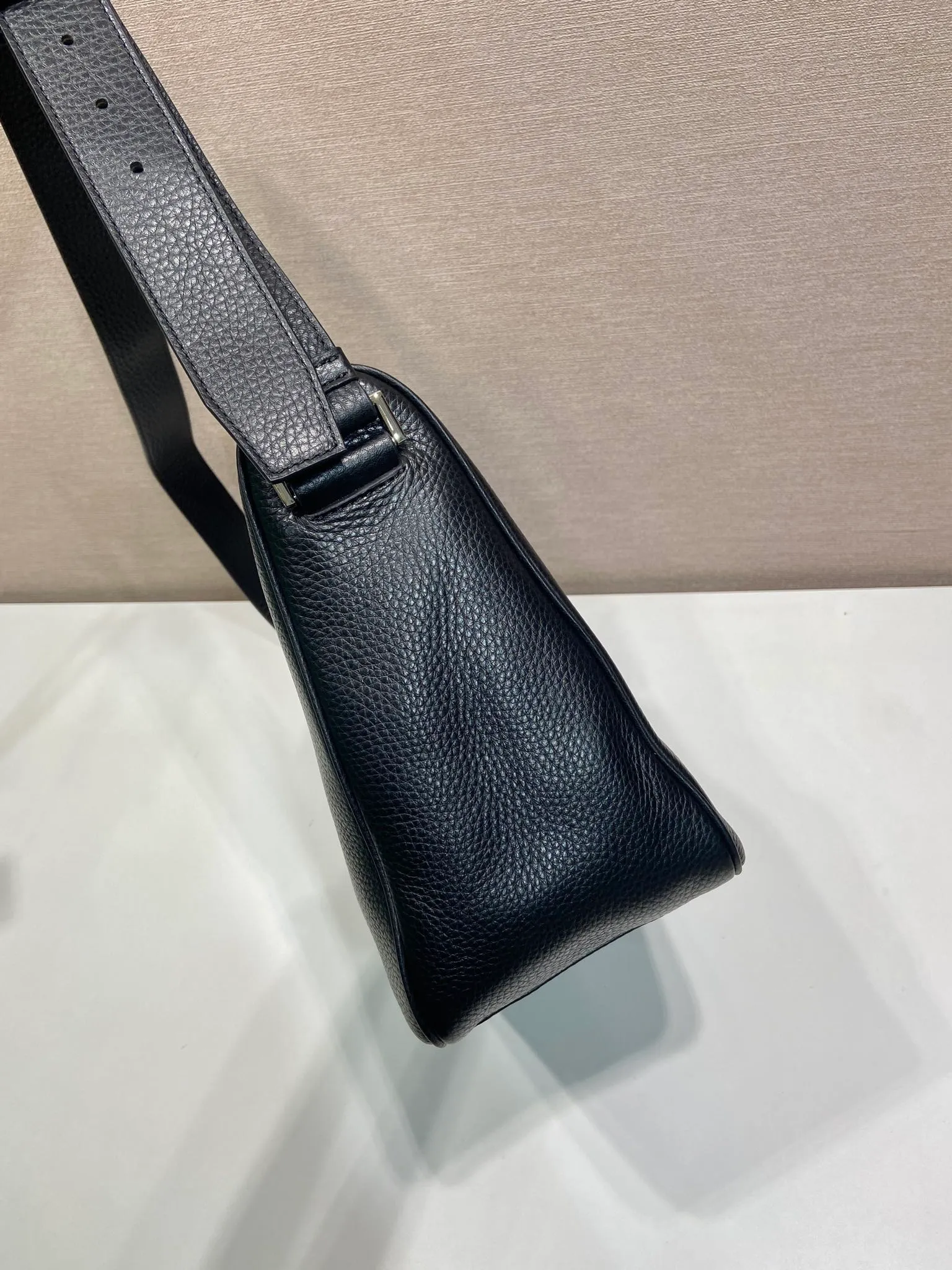💰1700🎉New messenger bag🎉2VH182 leather shoulder strap🎉🎉 This practical and modern leather handbag is made of soft leather to create an elegant silhouette and a natural texture. Designed with stylish and refined details, it features the signature enameled triangle metal logo. Adjustable leather shoulder strap with buckle buckle. Zipper opening and closing, the upper body effect is very fashionable and spacious, handsome guys, hurry up and get it🎉🎉 Length 30x Height 24x Bottom 13cm🎉🎉🎉💰💰💰