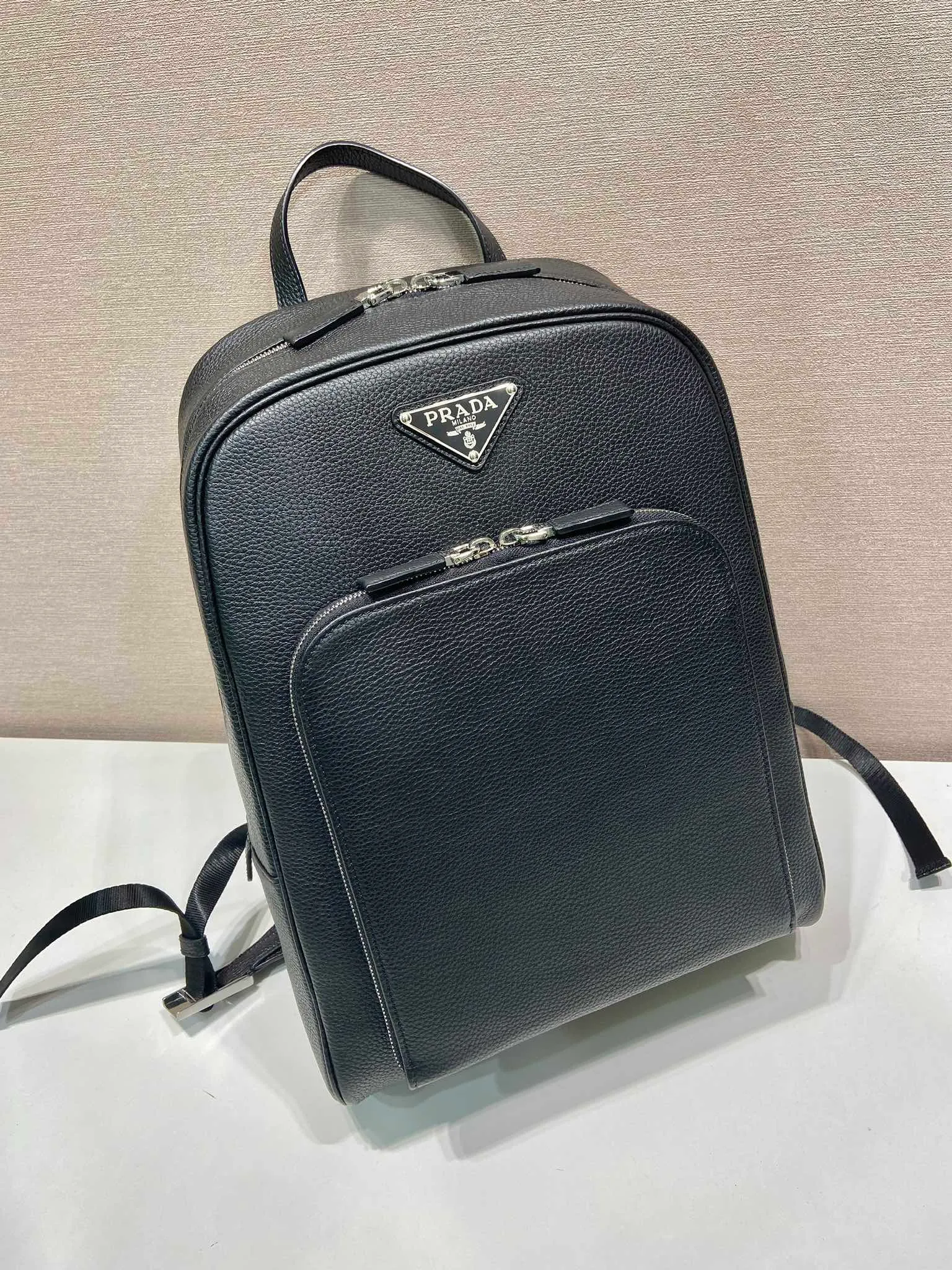 💰2360🎉New backpack🎉2VZ102👏Deerskin grain👍👍 Made of imported deerskin grain cowhide material, metal hardware accessories, two adjustable leather straps😘😘With two-way zipper and pocket design on the front, this backpack is simple and fashionable. It can meet various occasions such as commuting to work or daily travel during vacation. Another popular style that will never go out of style👍👍Length 30x Height 43x Bottom 12.5cm👏👏👏💰💰💰