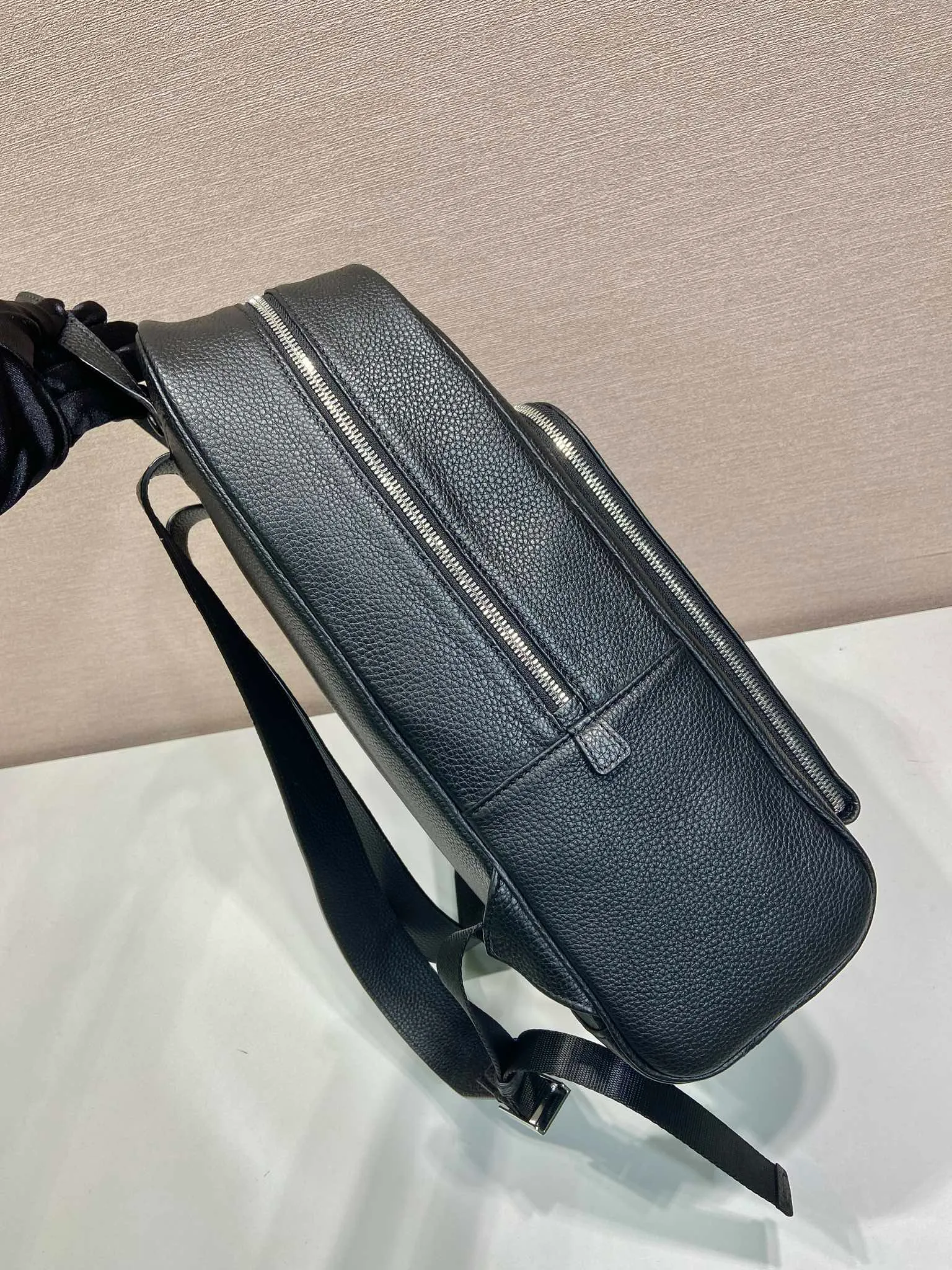 💰2360🎉New backpack🎉2VZ102👏Deerskin grain👍👍 Made of imported deerskin grain cowhide material, metal hardware accessories, two adjustable leather straps😘😘With two-way zipper and pocket design on the front, this backpack is simple and fashionable. It can meet various occasions such as commuting to work or daily travel during vacation. Another popular style that will never go out of style👍👍Length 30x Height 43x Bottom 12.5cm👏👏👏💰💰💰