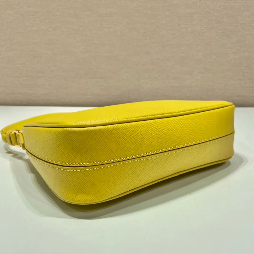 💰1320🎉New style🎉1BC204B handbag/underarm bag/crossbody bag This Hobo handbag/underarm bag/crossbody bag is very functional and can be used for three purposes in one bag. It is perfect🎉🎉It is made of imported cross-grain cowhide, which is more wear-resistant. The shoulder strap can be adjusted and switched at any time😘😘The upper body effect is beautiful, convenient and practical🎉🎉Hurry up and get it👏👏 Length 23x Height 17x Bottom 6.5cm🎉🎉🎉👏👏👏