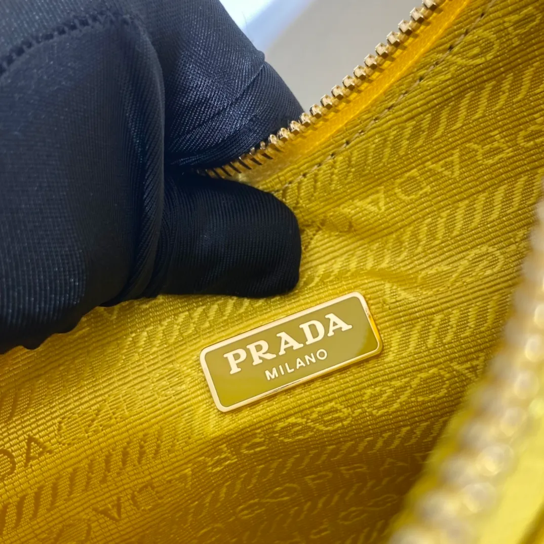 💰1320🎉New style🎉1BC204B handbag/underarm bag/crossbody bag This Hobo handbag/underarm bag/crossbody bag is very functional and can be used for three purposes in one bag. It is perfect🎉🎉It is made of imported cross-grain cowhide, which is more wear-resistant. The shoulder strap can be adjusted and switched at any time😘😘The upper body effect is beautiful, convenient and practical🎉🎉Hurry up and get it👏👏 Length 23x Height 17x Bottom 6.5cm🎉🎉🎉👏👏👏