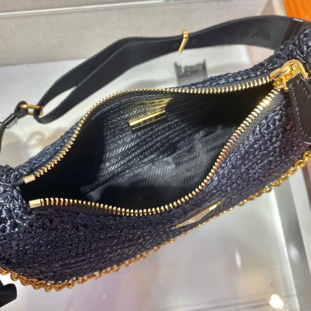 💰1560🎉Straw three-in-one🎉1BH204🎉🎉 This pure hand-knitted three-in-one design is great👏👏three uses in one pack🎉🎉This complicated craftsmanship looks very elegant/fashionable. What I love most is that there is a small pendant (small bag) hanging on the shoulder strap. The upper body effect is very good and the return rate is 100%😘A must-have for summer🎉Hurry up and get it🎉🎉 Length 23x Height 16x Bottom 7cm