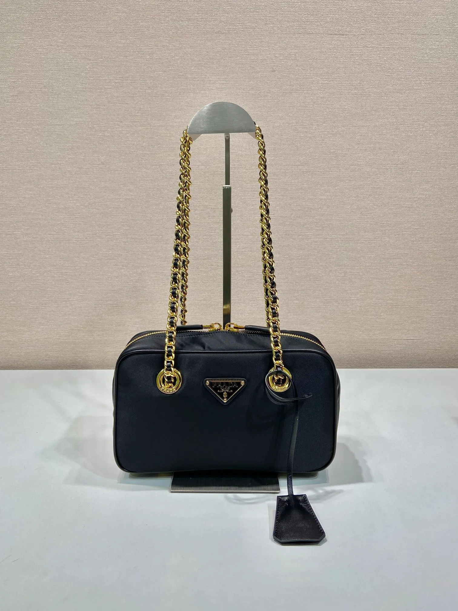 💰1320🎉New second-hand bag🎉1BB121A small size🎉🎉 This second-hand bag is made of regenerated nylon, incorporating unique style elements, with exquisite calfskin details, and a shoulder strap designed with strips, completely subverting people's traditional perception of luxury goods. Practical design embellishments and exquisite details add a unique charm. Large capacity, practical and elegant👏Another popular style that will never go out of style🎉🎉 Length 25x Height 14.5x Bottom 7.5cm👏👏👏🎉🎉🎉