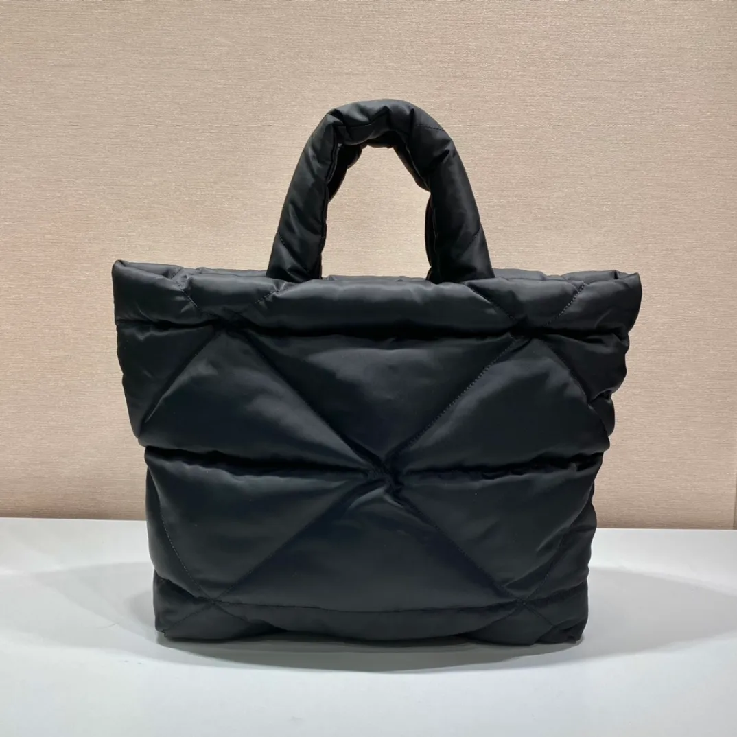 💰1260🎉Autumn and winter tote bag🎉1BG411 new style This new tote bag is a bag with a full autumn and winter flavor🙊I highly recommend this one. The cotton feels very soft and fufu is super comfortable👏Handmade rhombus is also the main feature of this season 👍The upper body is very fashionable ~ the space capacity is very large/lightweight👏 Anyway, the clothes are not big enough to fit in hh! A bag that looks very warm😜 Worth owning🙊A must-have for autumn and winter😙Hurry up and get it😘😘 Length 40x Height 38x Bottom 18cm👏👏👏🎉🎉🎉