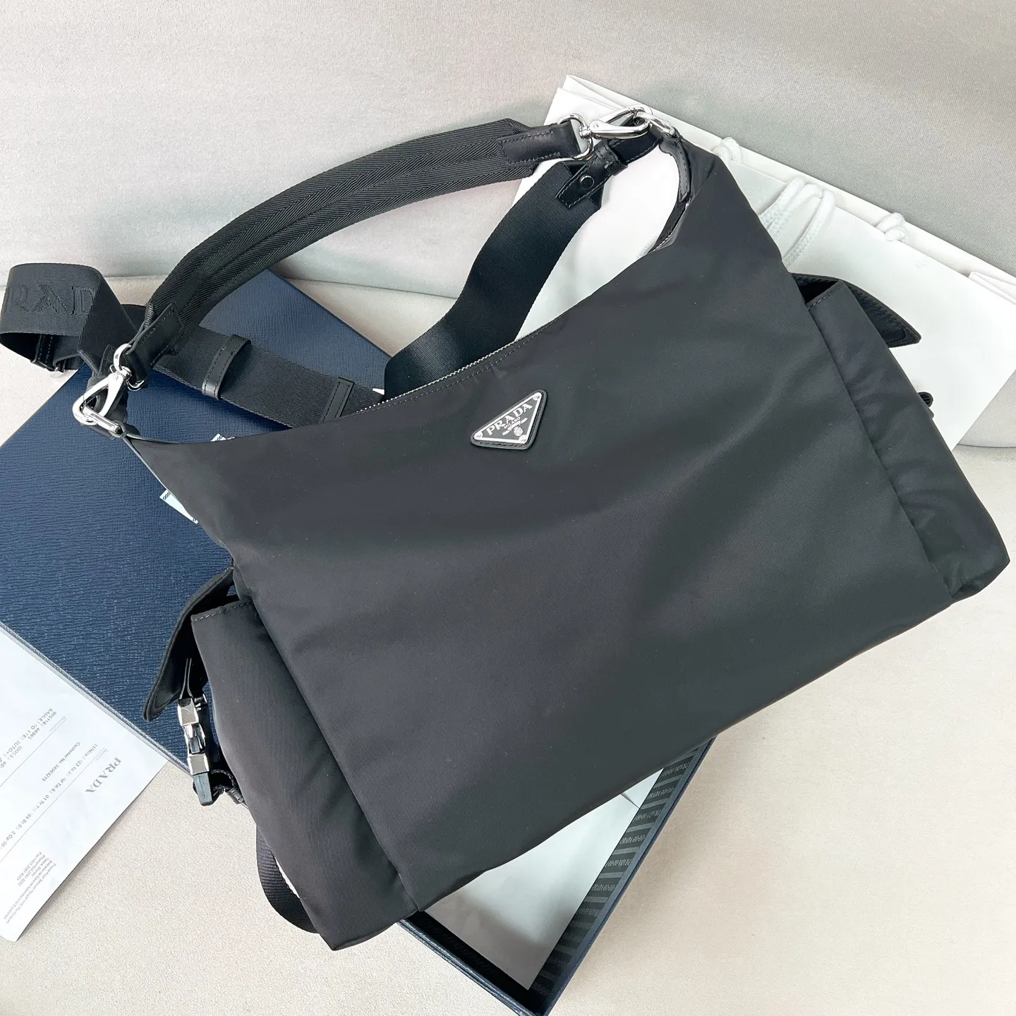 💰1300✨New product launch✨2025 new product Explore men’s messenger bag large size 2VH204, super versatile, good-looking, fashionable and trendy people must buy it! Not only practical, lightweight but also good-looking, with super large capacity. Triangle signature + waterproof parachute nylon. Lightweight and practical design combines sports and versatile elements. Equipped with two detachable and adjustable webbing straps. The fluffy and soft shape goes well with clothes. The multi-pocket design meets the functional needs of traveling and commuting. It is simply great👏... Unisex model for both men and women🉑️ Size: 43*29.5*15cm Black