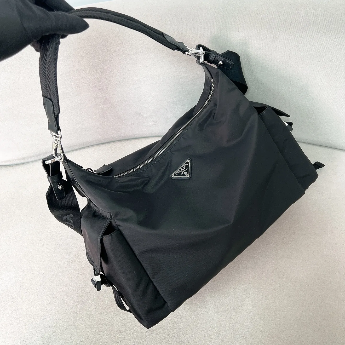 💰1300✨New product launch✨2025 new product Explore men’s messenger bag large size 2VH204, super versatile, good-looking, fashionable and trendy people must buy it! Not only practical, lightweight but also good-looking, with super large capacity. Triangle signature + waterproof parachute nylon. Lightweight and practical design combines sports and versatile elements. Equipped with two detachable and adjustable webbing straps. The fluffy and soft shape goes well with clothes. The multi-pocket design meets the functional needs of traveling and commuting. It is simply great👏... Unisex model for both men and women🉑️ Size: 43*29.5*15cm Black