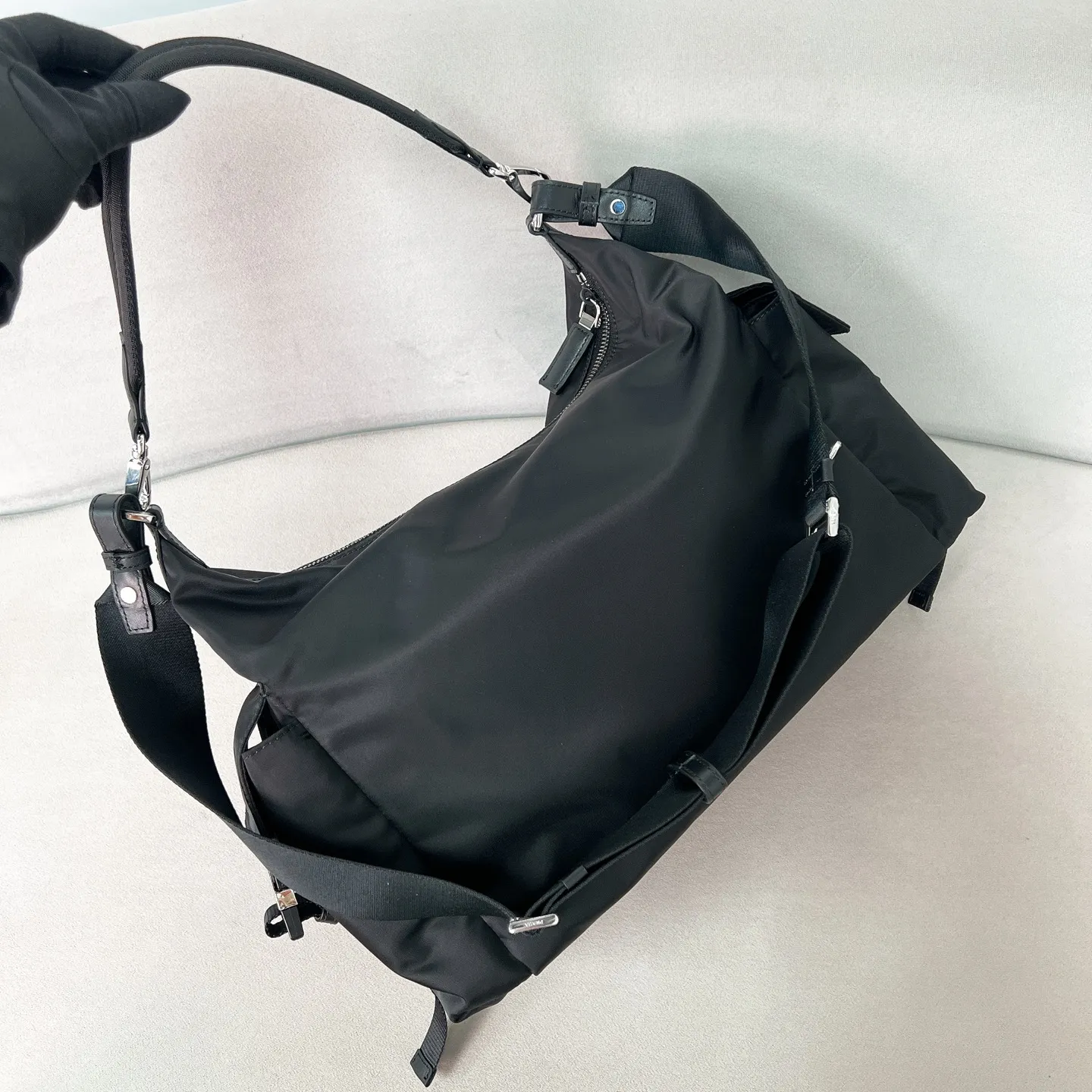 💰1300✨New product launch✨2025 new product Explore men’s messenger bag large size 2VH204, super versatile, good-looking, fashionable and trendy people must buy it! Not only practical, lightweight but also good-looking, with super large capacity. Triangle signature + waterproof parachute nylon. Lightweight and practical design combines sports and versatile elements. Equipped with two detachable and adjustable webbing straps. The fluffy and soft shape goes well with clothes. The multi-pocket design meets the functional needs of traveling and commuting. It is simply great👏... Unisex model for both men and women🉑️ Size: 43*29.5*15cm Black