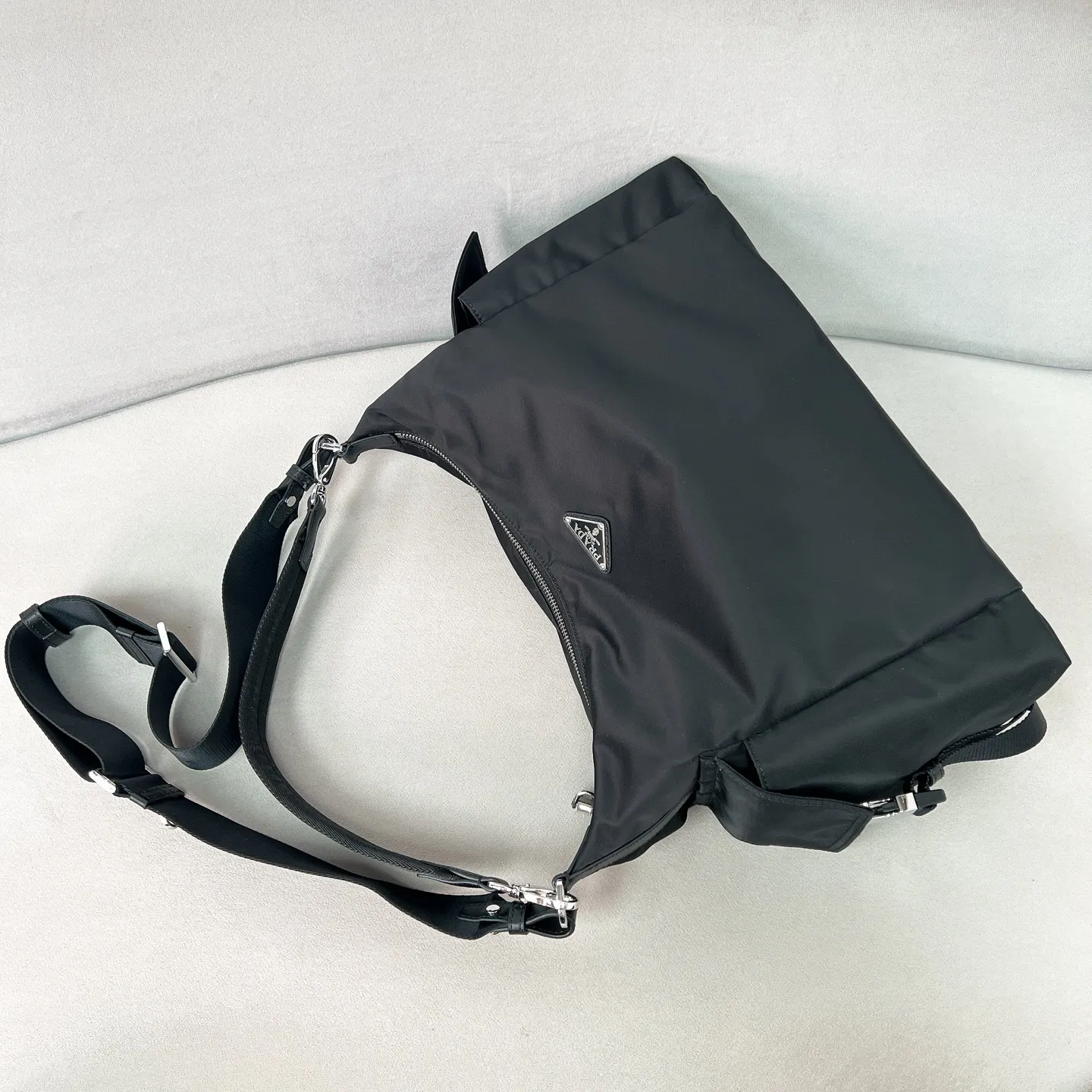 💰1300✨New product launch✨2025 new product Explore men’s messenger bag large size 2VH204, super versatile, good-looking, fashionable and trendy people must buy it! Not only practical, lightweight but also good-looking, with super large capacity. Triangle signature + waterproof parachute nylon. Lightweight and practical design combines sports and versatile elements. Equipped with two detachable and adjustable webbing straps. The fluffy and soft shape goes well with clothes. The multi-pocket design meets the functional needs of traveling and commuting. It is simply great👏... Unisex model for both men and women🉑️ Size: 43*29.5*15cm Black
