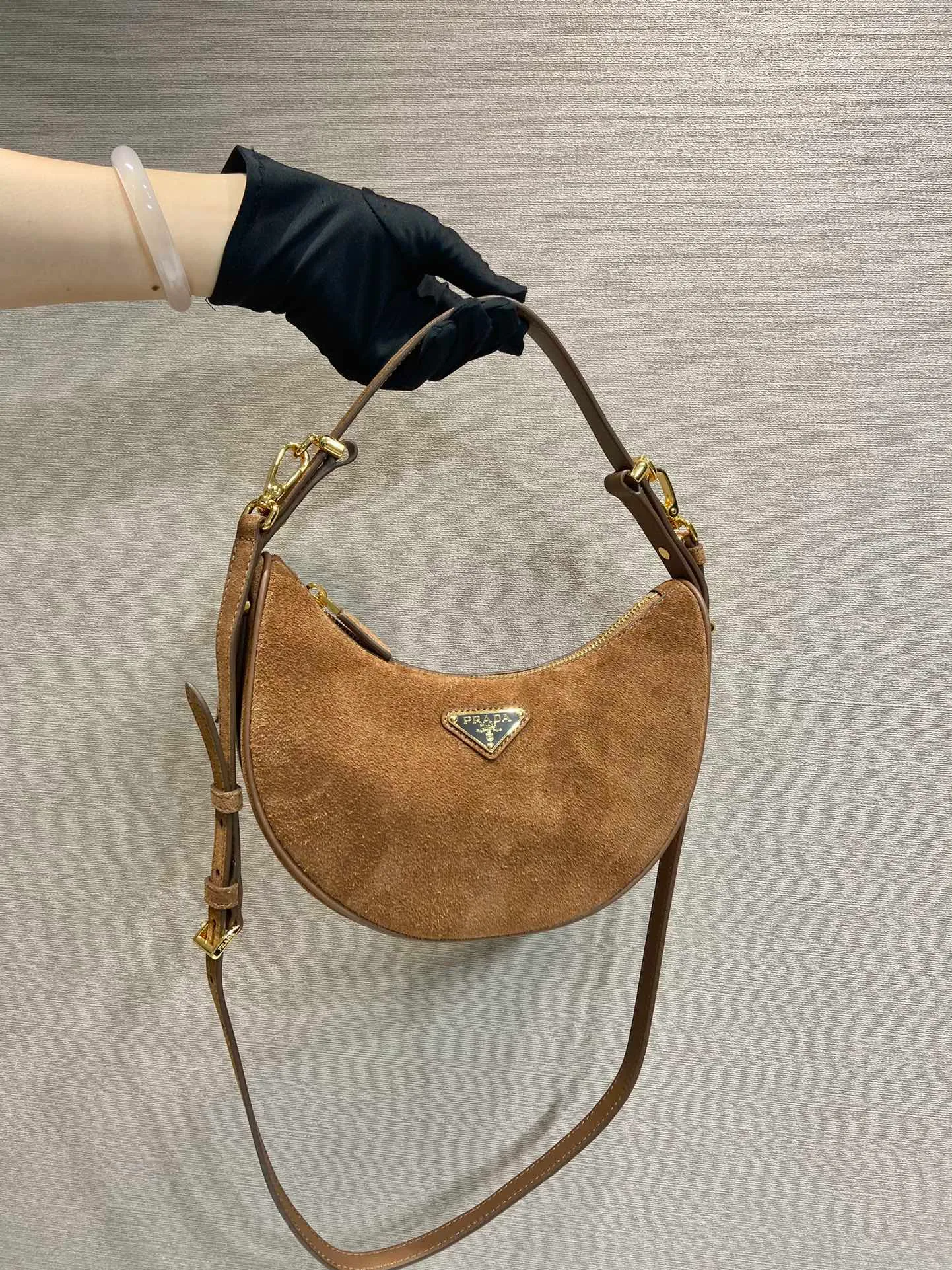 💰1440🎉Moon handbag🎉1BC194 suede leather🎉🎉 This simple Moon handbag uses suede (nubuck leather) to bring out the modern and versatile charm. The curved body design is equipped with 2 long/short adjustable shoulder straps, making it easy to change the shape at will. It is equipped with imported lambskin inside, and the metal accessories add to the bright style. The upper body effect is very cool/fashionable. It is another popular style that will never go out of style🎉Baby, hurry up and get it🎉 Length 22.5x Height 18.5x Bottom 6.5cm🎉🎉🎉🍊🍊🍊