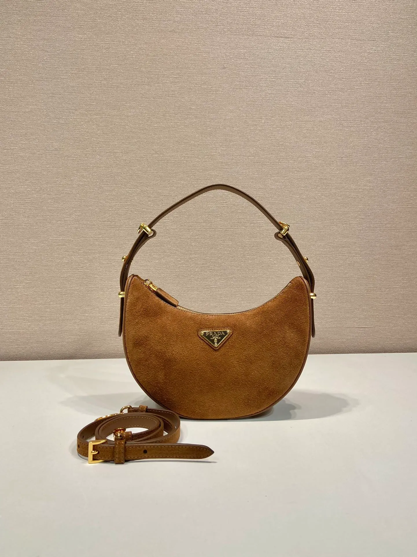 💰1440🎉Moon handbag🎉1BC194 suede leather🎉🎉 This simple Moon handbag uses suede (nubuck leather) to bring out the modern and versatile charm. The curved body design is equipped with 2 long/short adjustable shoulder straps, making it easy to change the shape at will. It is equipped with imported lambskin inside, and the metal accessories add to the bright style. The upper body effect is very cool/fashionable. It is another popular style that will never go out of style🎉Baby, hurry up and get it🎉 Length 22.5x Height 18.5x Bottom 6.5cm🎉🎉🎉🍊🍊🍊