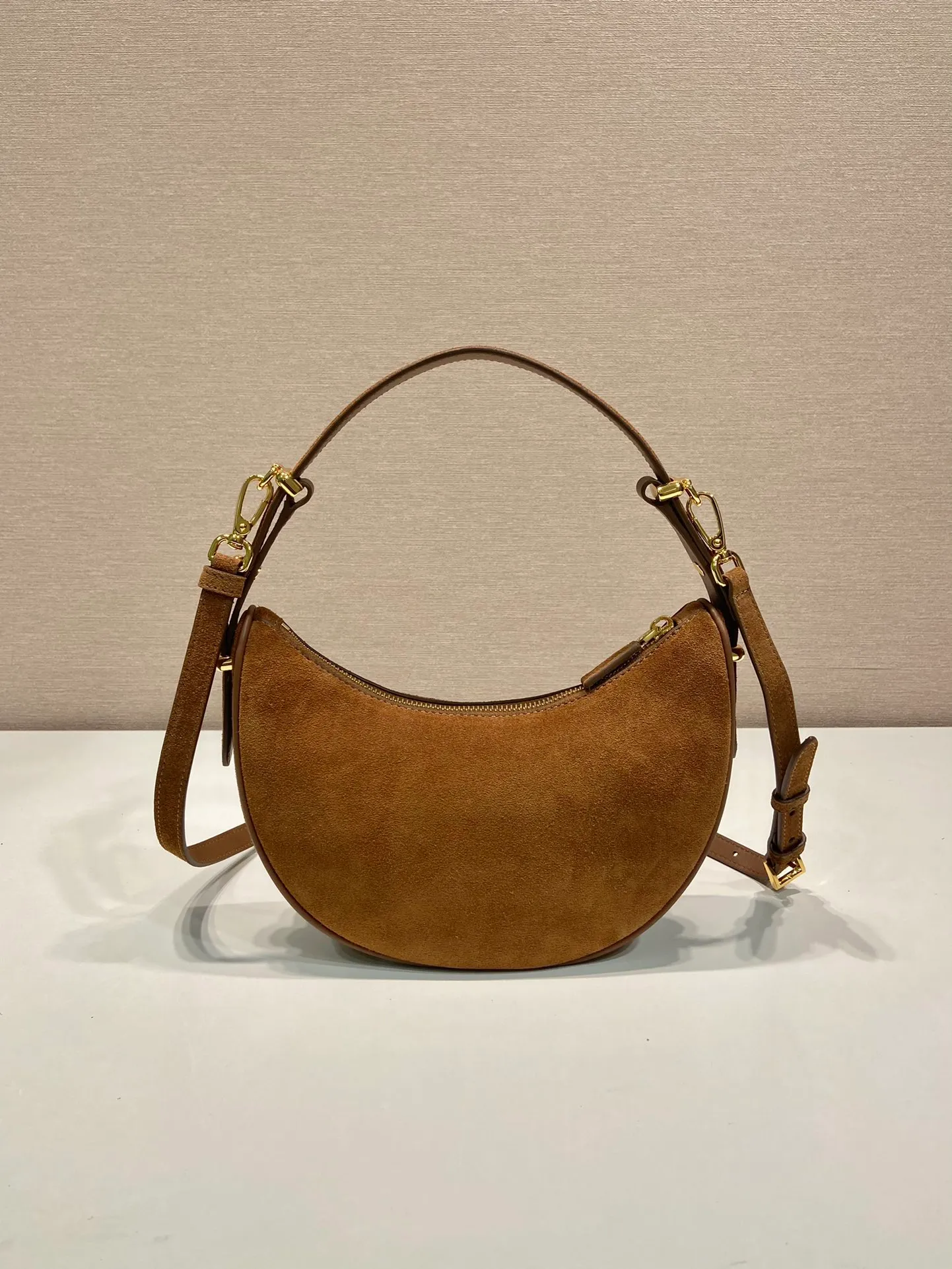 💰1440🎉Moon handbag🎉1BC194 suede leather🎉🎉 This simple Moon handbag uses suede (nubuck leather) to bring out the modern and versatile charm. The curved body design is equipped with 2 long/short adjustable shoulder straps, making it easy to change the shape at will. It is equipped with imported lambskin inside, and the metal accessories add to the bright style. The upper body effect is very cool/fashionable. It is another popular style that will never go out of style🎉Baby, hurry up and get it🎉 Length 22.5x Height 18.5x Bottom 6.5cm🎉🎉🎉🍊🍊🍊
