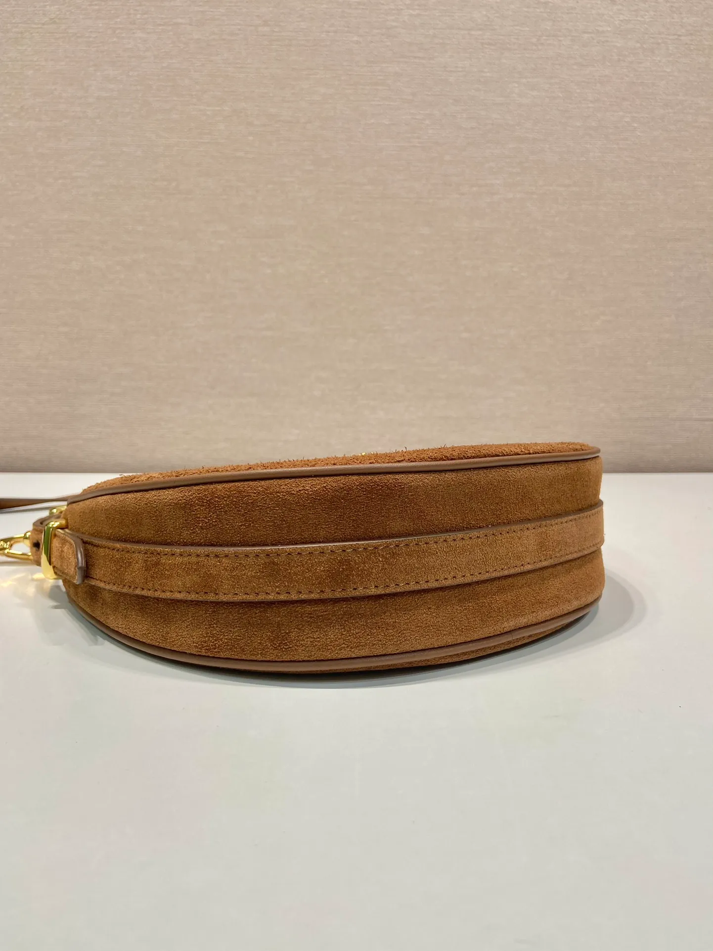 💰1440🎉Moon handbag🎉1BC194 suede leather🎉🎉 This simple Moon handbag uses suede (nubuck leather) to bring out the modern and versatile charm. The curved body design is equipped with 2 long/short adjustable shoulder straps, making it easy to change the shape at will. It is equipped with imported lambskin inside, and the metal accessories add to the bright style. The upper body effect is very cool/fashionable. It is another popular style that will never go out of style🎉Baby, hurry up and get it🎉 Length 22.5x Height 18.5x Bottom 6.5cm🎉🎉🎉🍊🍊🍊