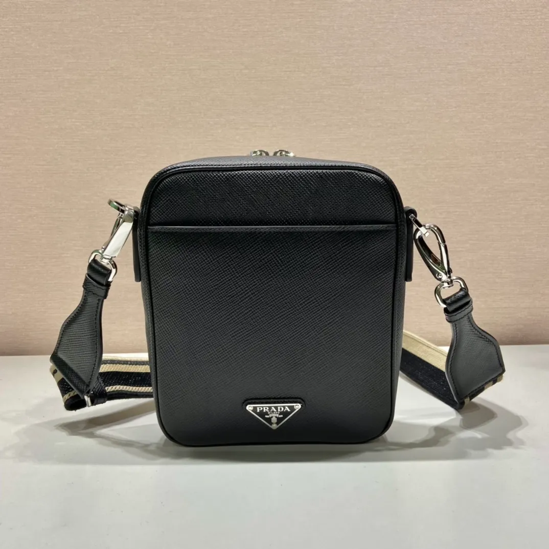 💰1640👏Men's cross-body bag with embroidered webbing👏2VH154👏👏 This stylish and simple shoulder bag is made of imported Saffiano leather with a large embossed triangle logo. It is a favorite with a detachable embroidered webbing and can be matched with other bags👏👏 to present the unique characteristics of crossed parallel lines. Simple, elegant and fashionable, it is very fashionable on the street, hurry up and get it👏👏handsome guys😘 Length 19x bottom 16x bottom 5.5cm