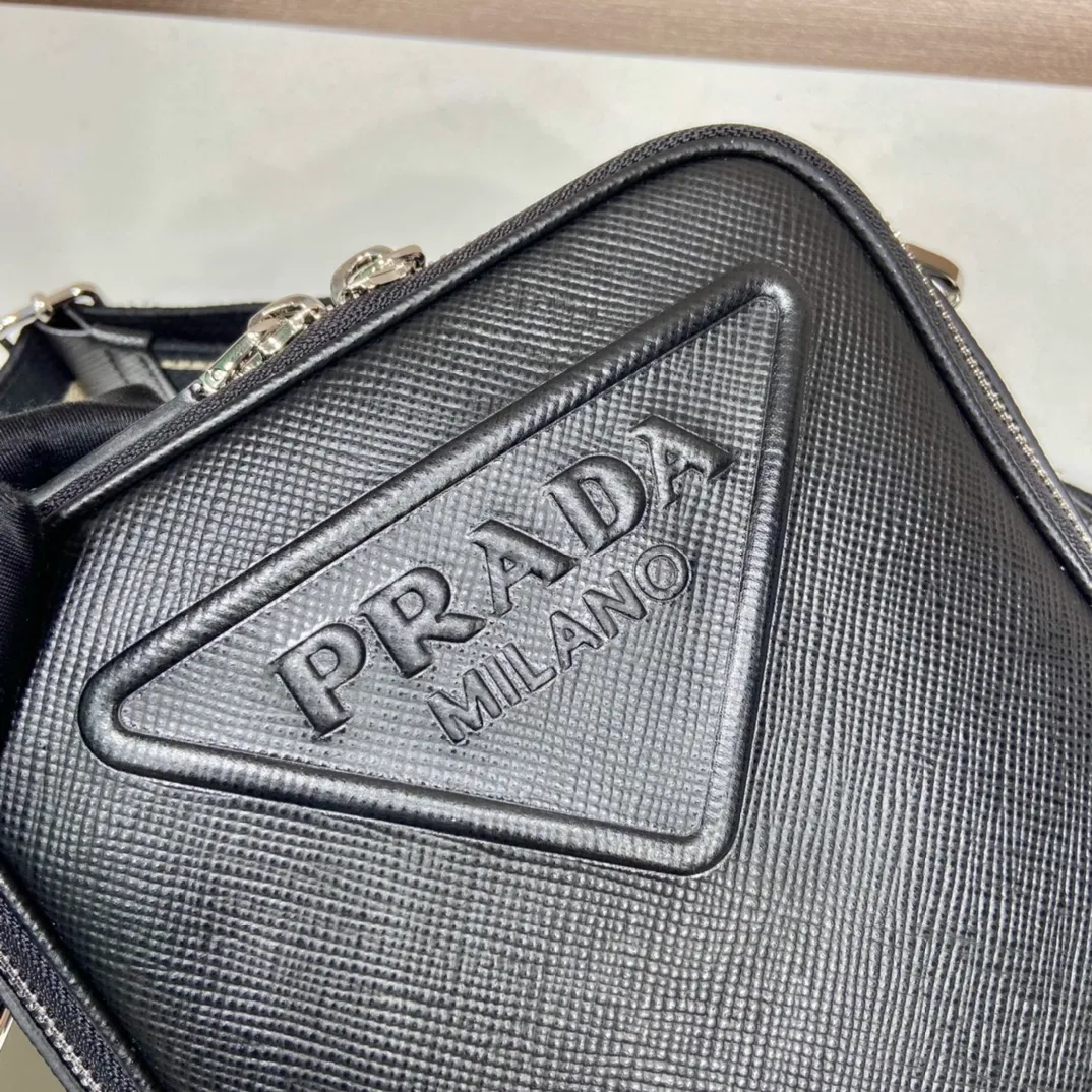 💰1640👏Men's cross-body bag with embroidered webbing👏2VH154👏👏 This stylish and simple shoulder bag is made of imported Saffiano leather with a large embossed triangle logo. It is a favorite with a detachable embroidered webbing and can be matched with other bags👏👏 to present the unique characteristics of crossed parallel lines. Simple, elegant and fashionable, it is very fashionable on the street, hurry up and get it👏👏handsome guys😘 Length 19x bottom 16x bottom 5.5cm