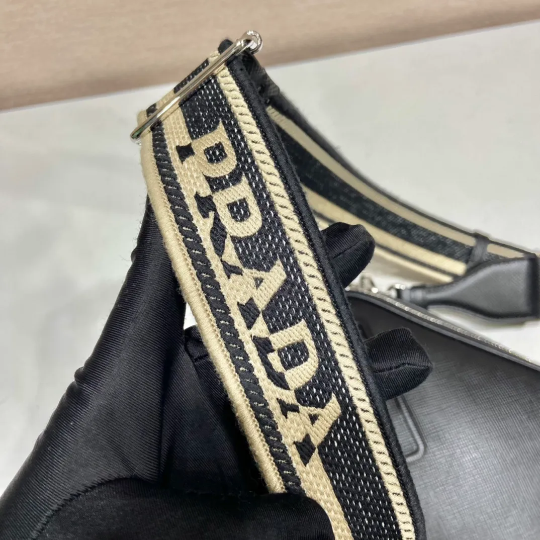 💰1640👏Men's cross-body bag with embroidered webbing👏2VH154👏👏 This stylish and simple shoulder bag is made of imported Saffiano leather with a large embossed triangle logo. It is a favorite with a detachable embroidered webbing and can be matched with other bags👏👏 to present the unique characteristics of crossed parallel lines. Simple, elegant and fashionable, it is very fashionable on the street, hurry up and get it👏👏handsome guys😘 Length 19x bottom 16x bottom 5.5cm