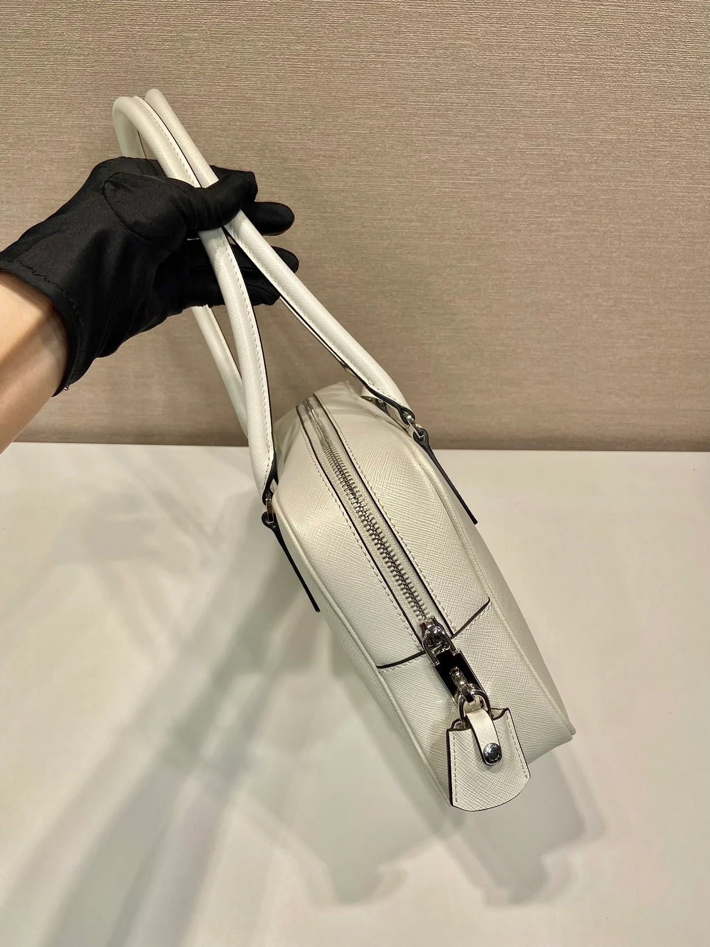 💰1660🎉New long handle second-hand bag🎉1BA428 new product🎉 This double handle handbag is made of imported saffiano cowhide and incorporates unique style elements to subvert people's traditional perception of luxury goods. It adds a unique charm between practical design embellishments and exquisite details. It has large capacity and practicality. It is also a treasure item. It is a timeless hot style. 🎉 🎉 Length 59x Height 19x Bottom 8cm