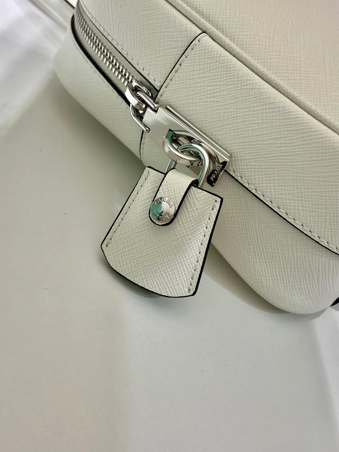 💰1660🎉New long handle second-hand bag🎉1BA428 new product🎉 This double handle handbag is made of imported saffiano cowhide and incorporates unique style elements to subvert people's traditional perception of luxury goods. It adds a unique charm between practical design embellishments and exquisite details. It has large capacity and practicality. It is also a treasure item. It is a timeless hot style. 🎉 🎉 Length 59x Height 19x Bottom 8cm