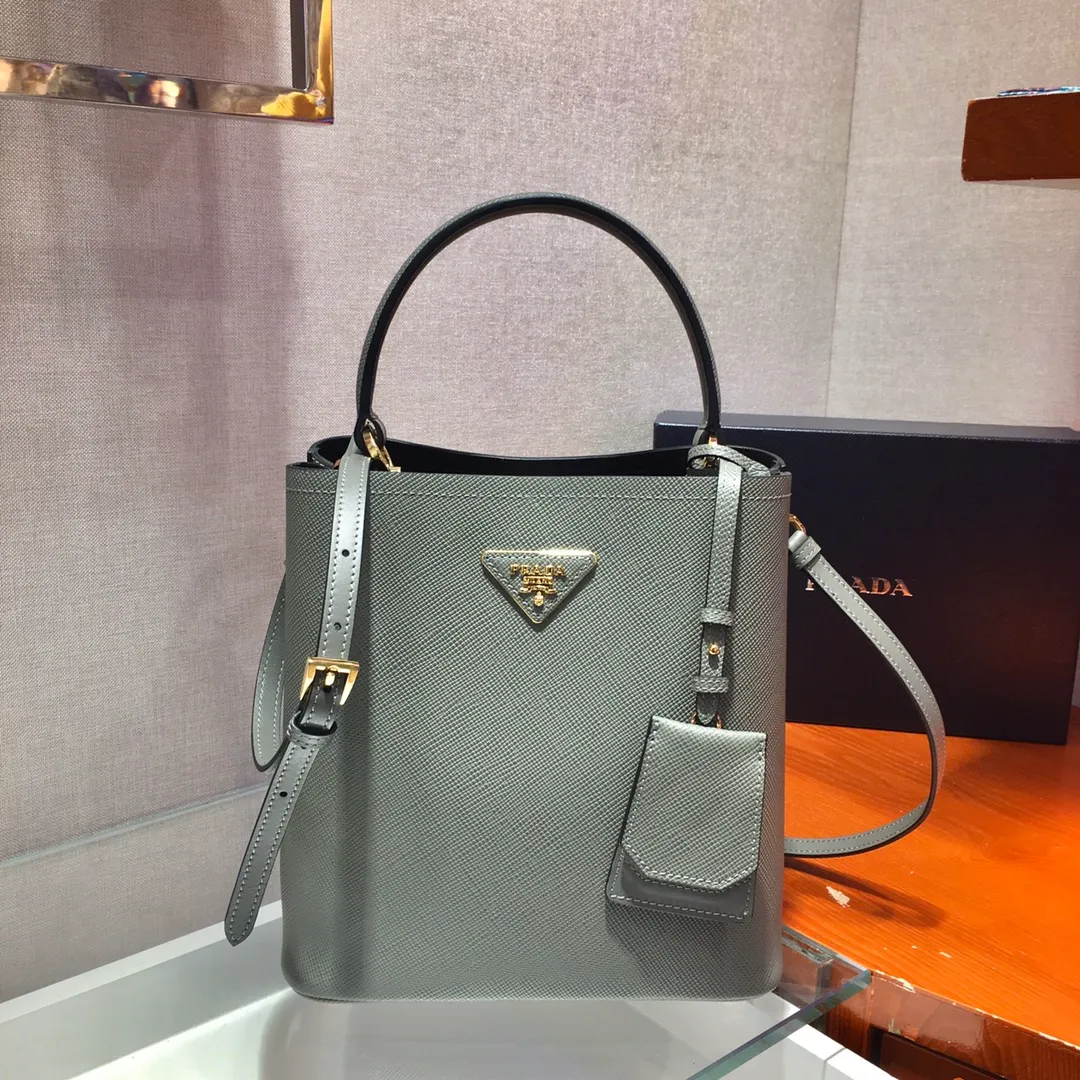 💰1840🔆Best new color👏🏻👏🏻1BA212💋Original item🤙🤙Made of imported Saffiano leather material, removable shoulder strap, leather nameplate and metal logo complement each other. Leather-covered central pocket with magnetic buckle. Saffiano leather triangle logo. Contrast color nappa leather lining. This Double handbag has an elegant style, eye-catching and unique. It is also a popular style🙋🏻🙋🏻Length 22X Height 23X Bottom 13cm