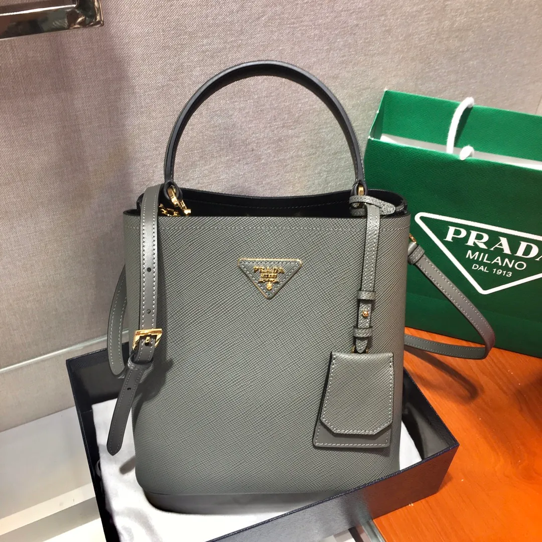💰1840🔆Best new color👏🏻👏🏻1BA212💋Original item🤙🤙Made of imported Saffiano leather material, removable shoulder strap, leather nameplate and metal logo complement each other. Leather-covered central pocket with magnetic buckle. Saffiano leather triangle logo. Contrast color nappa leather lining. This Double handbag has an elegant style, eye-catching and unique. It is also a popular style🙋🏻🙋🏻Length 22X Height 23X Bottom 13cm