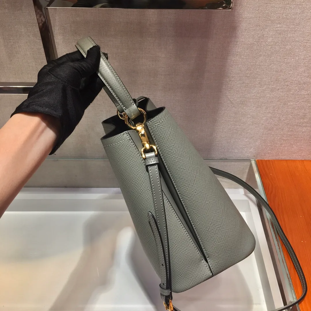 💰1840🔆Best new color👏🏻👏🏻1BA212💋Original item🤙🤙Made of imported Saffiano leather material, removable shoulder strap, leather nameplate and metal logo complement each other. Leather-covered central pocket with magnetic buckle. Saffiano leather triangle logo. Contrast color nappa leather lining. This Double handbag has an elegant style, eye-catching and unique. It is also a popular style🙋🏻🙋🏻Length 22X Height 23X Bottom 13cm